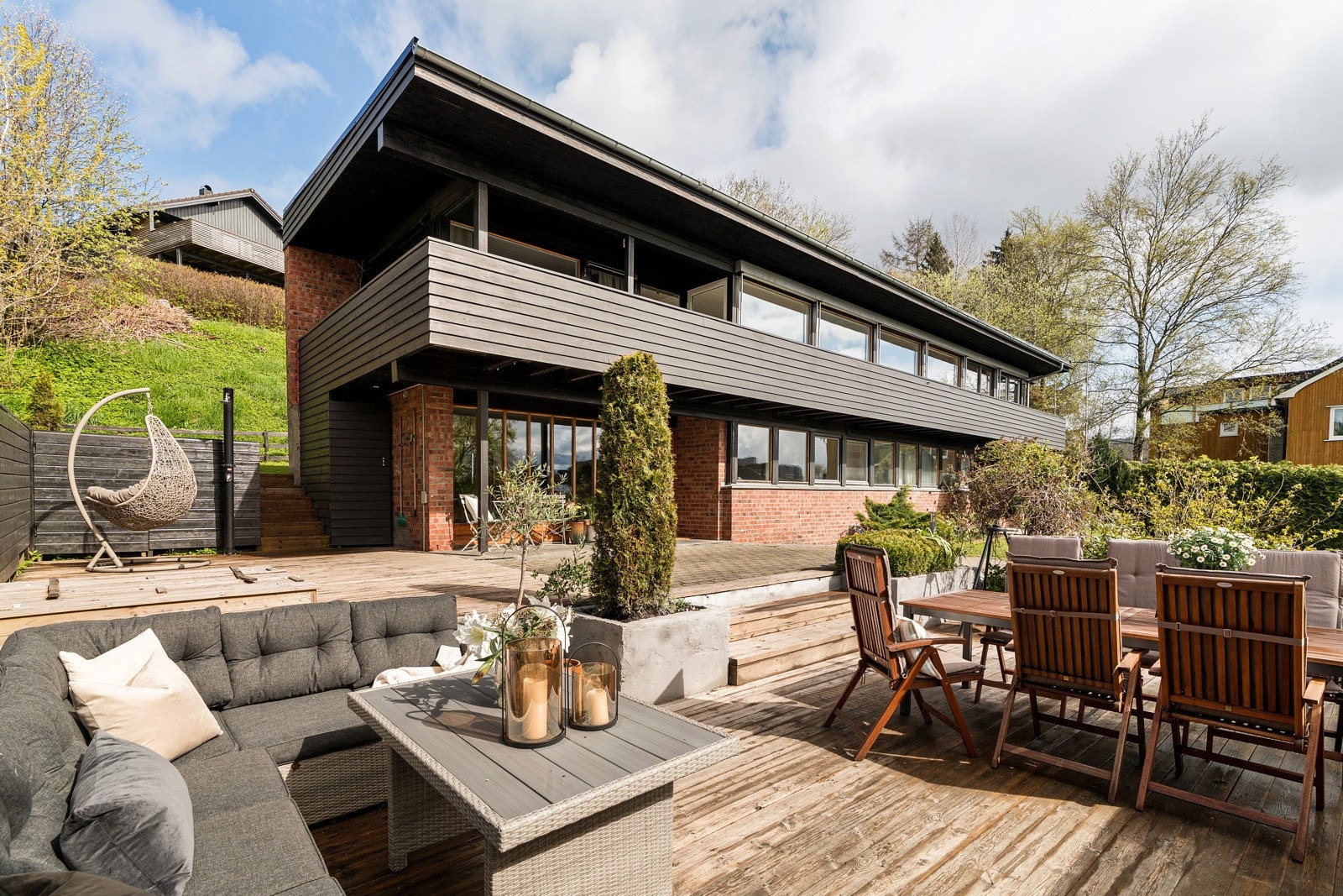 Det store utearealet gjør at en kan samle venner og familie på fine sommerdager. Galleribilde