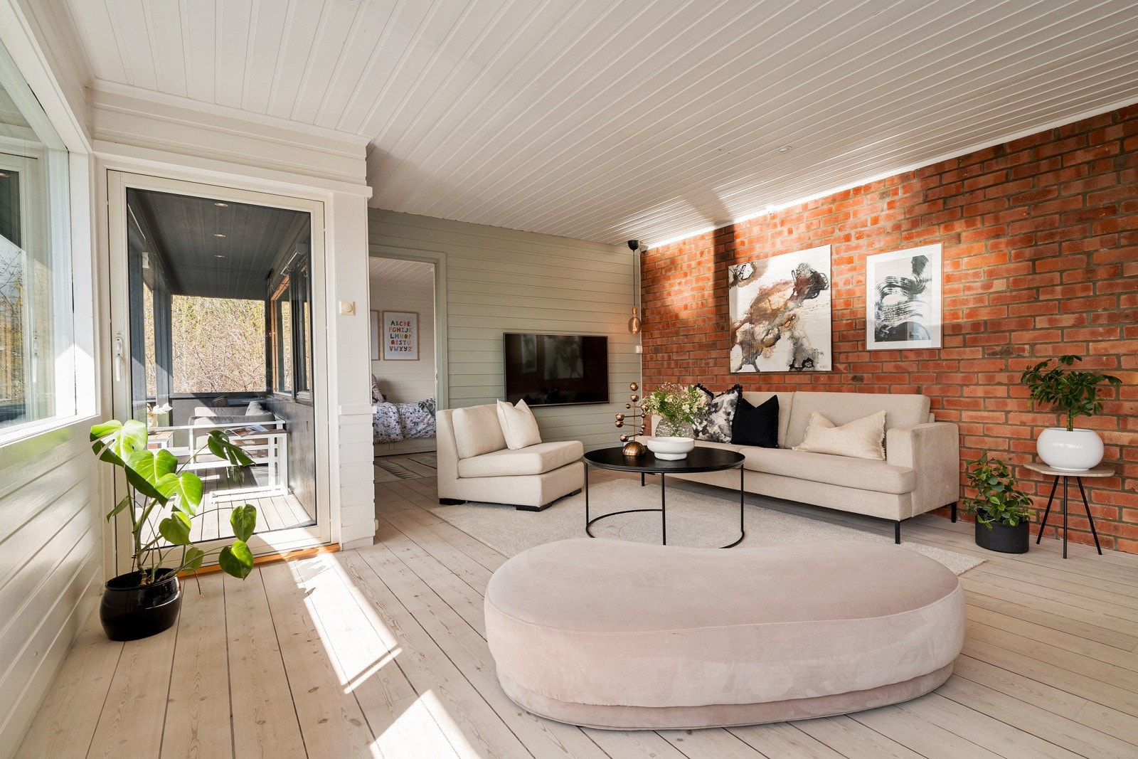 Fra stuen og begge soverommene i denne etasjen har man utgang til verandaen. Galleribilde