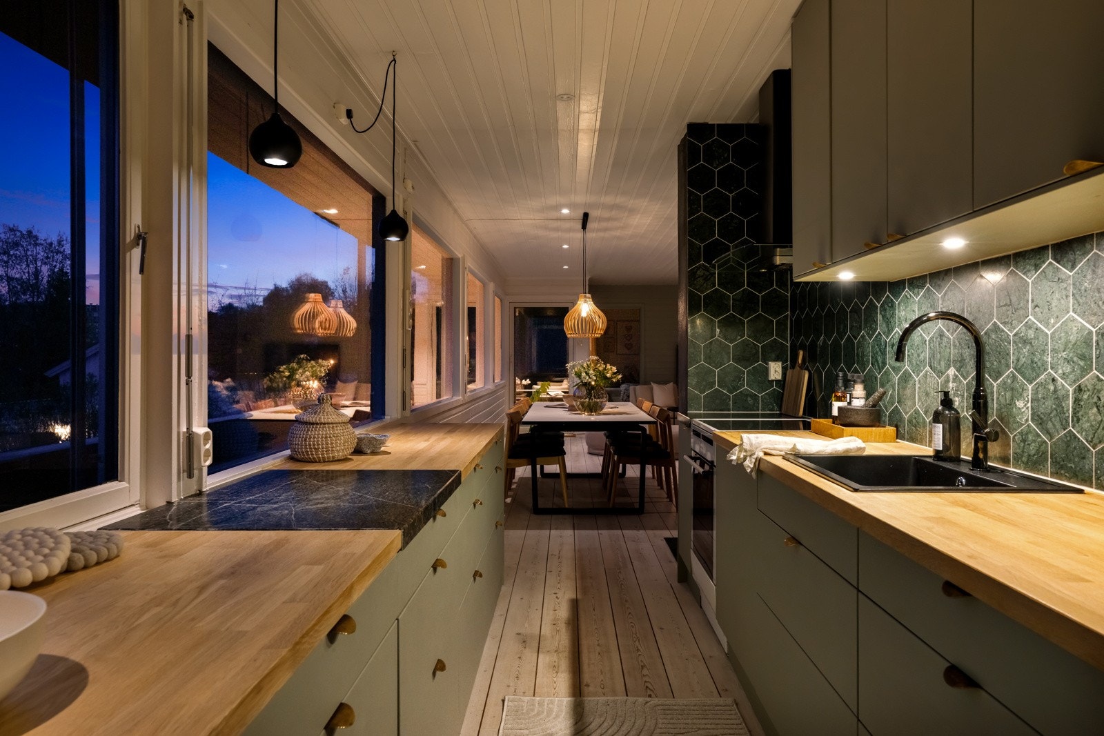 Kjøkkenet fremstår som moderne og funksjonelt hvor det meste er skiftet ut av både innredning, utstyr og hvitevarer. Galleribilde