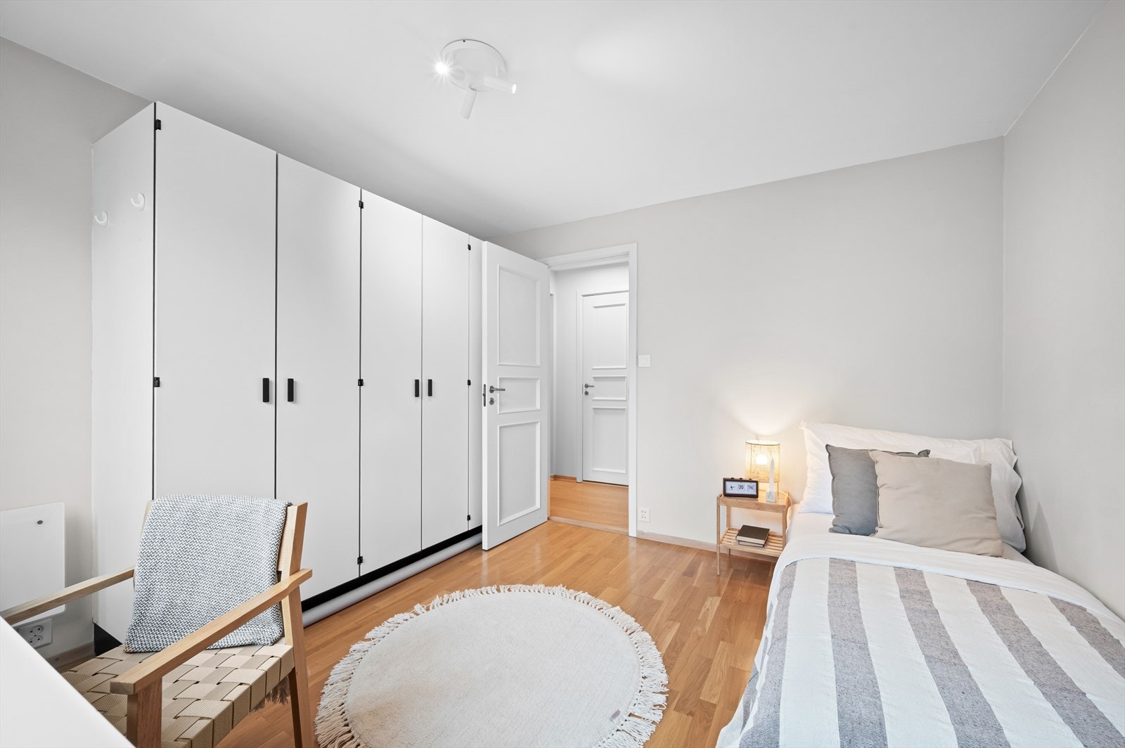 Soverom 2 er også av god størrelse, med plass til romslig garderobeløsning. Galleribilde