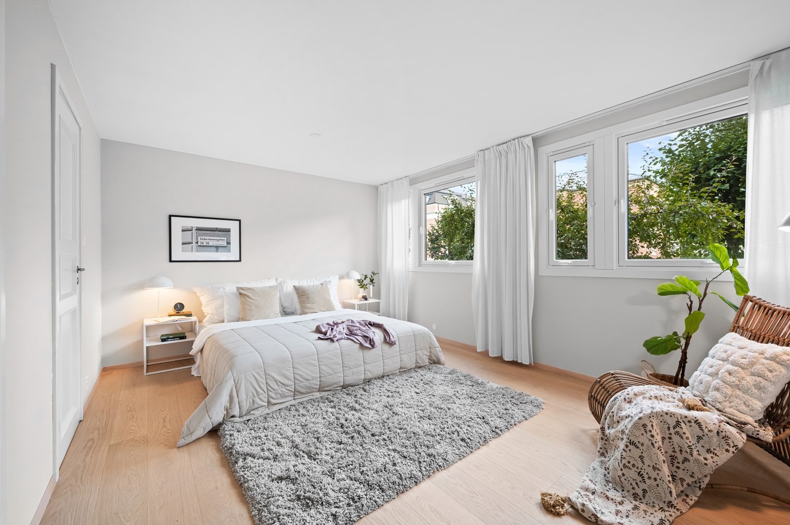 Hovedsoverommet er av svært generøs størrelse med plass til dobbeltseng, nattbord og garderobeløsning. Galleribilde