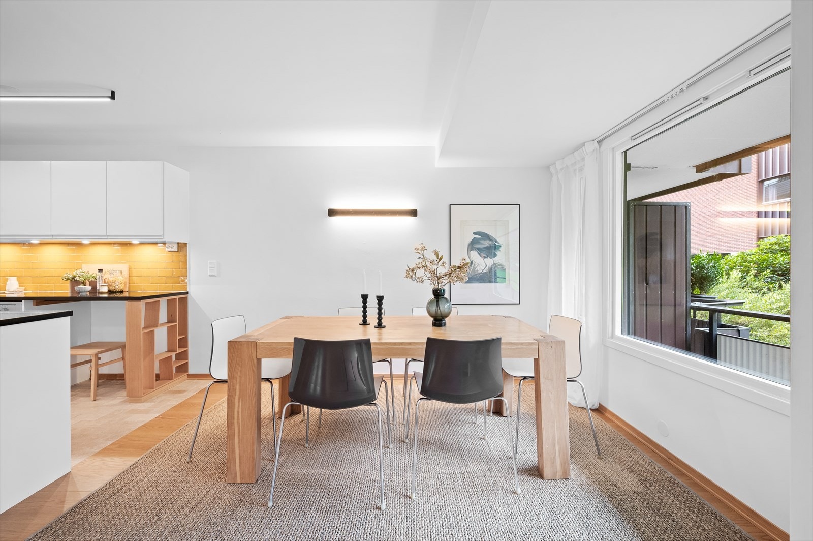 Spisestuen ligger i tilknytning til kjøkkenet og oppleves som sosial. Galleribilde