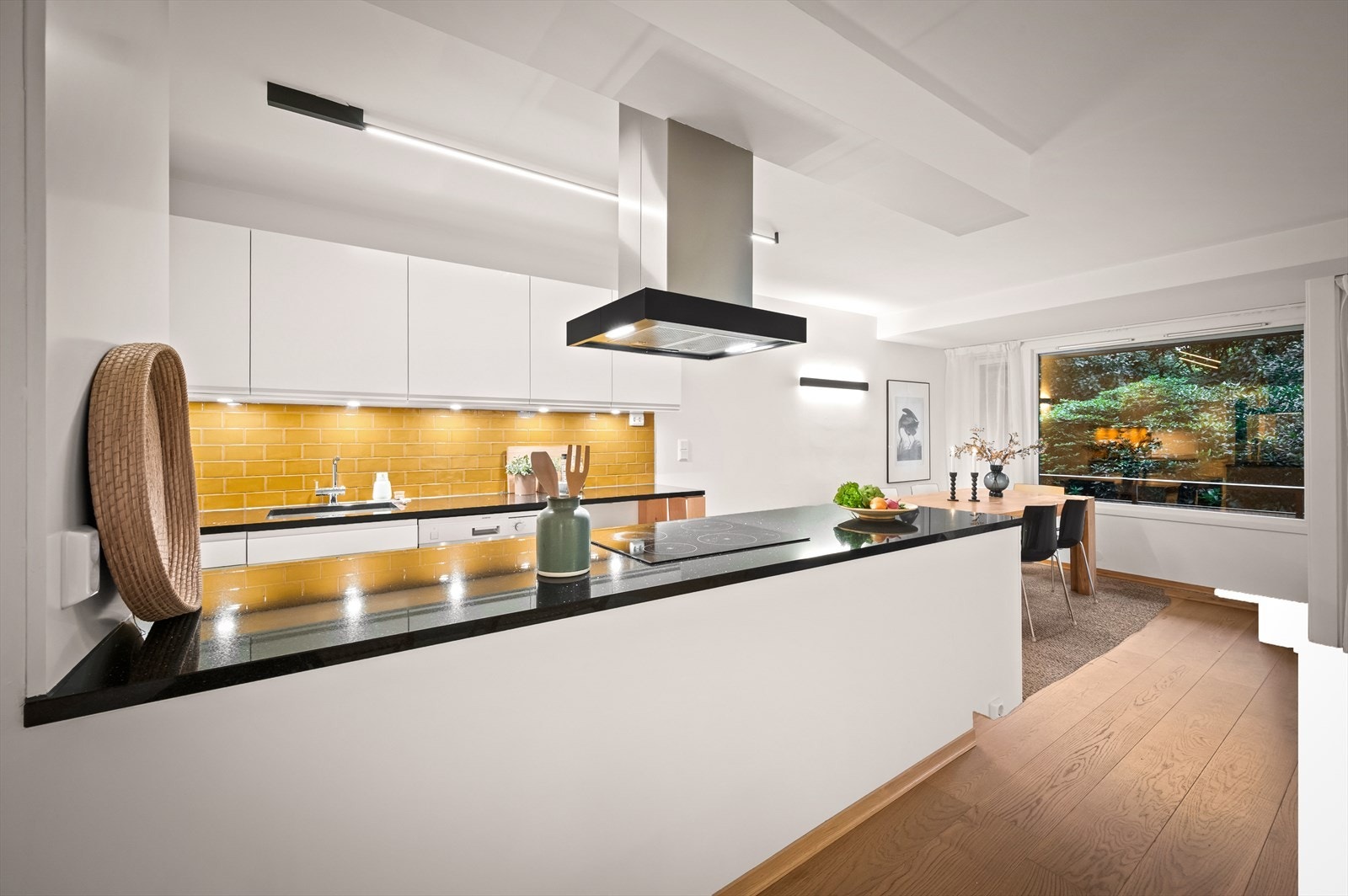 Den åpne løsningen mellom stue og kjøkken gir en svært luftig og sosial planløsning. Galleribilde