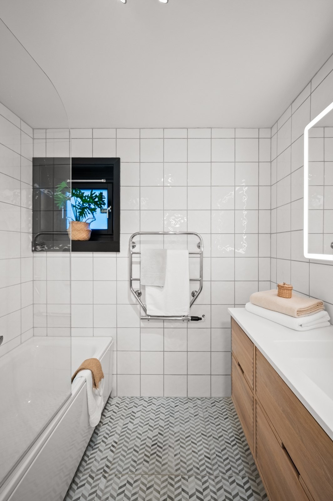 Lekkert flislagt baderom med varmekabler. Galleribilde