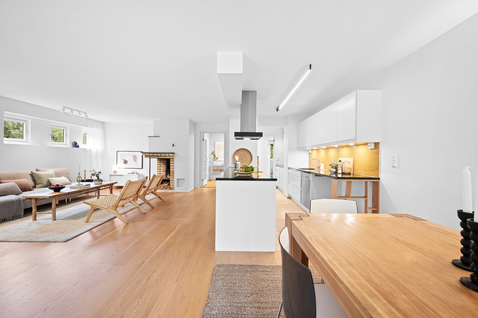 Lekkert og tidsriktig farge- og materialvalg i hele boligen med slette vegger og 1-stavs parkett. Galleribilde