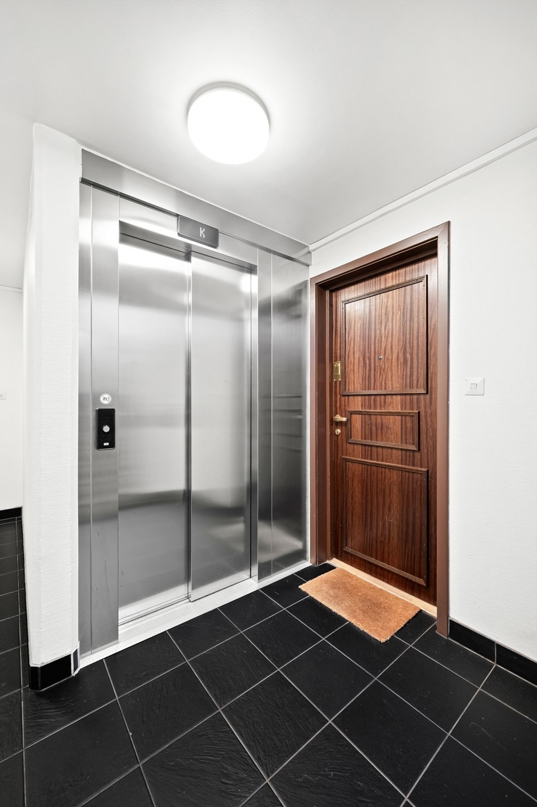 Heisen i bygget stopper rett utenfor leiligheten og tar deg enkelt til hovedinngangen, boder og garasjen. Galleribilde