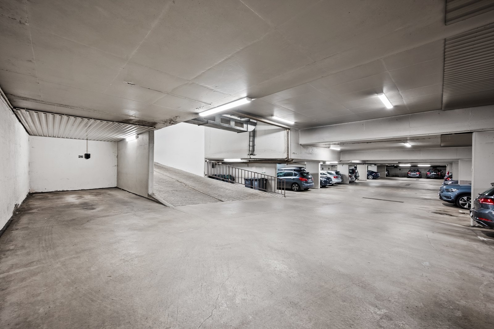 Boligen disponerer "byggets beste plass" med opplegg for elbillader - avbildet til venstre for innkjøringen. Galleribilde