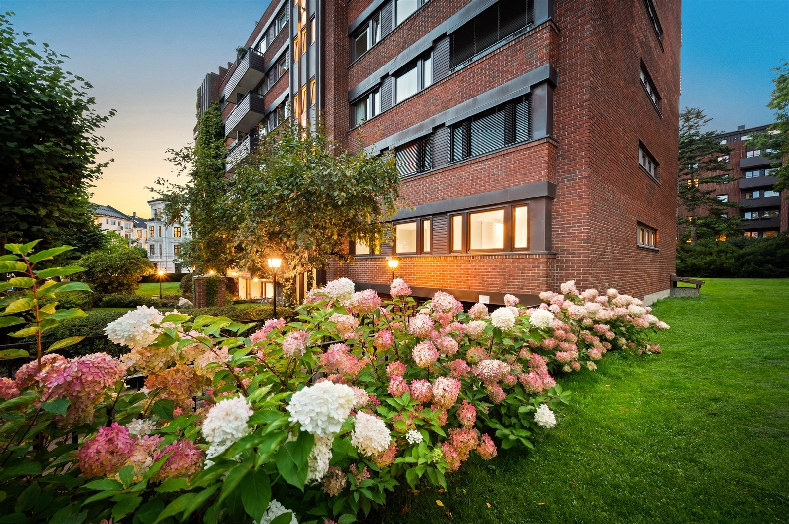 Utearealene er meget pent og parkmessig utført, og kan skilte med nytt gress i sommer. Galleribilde