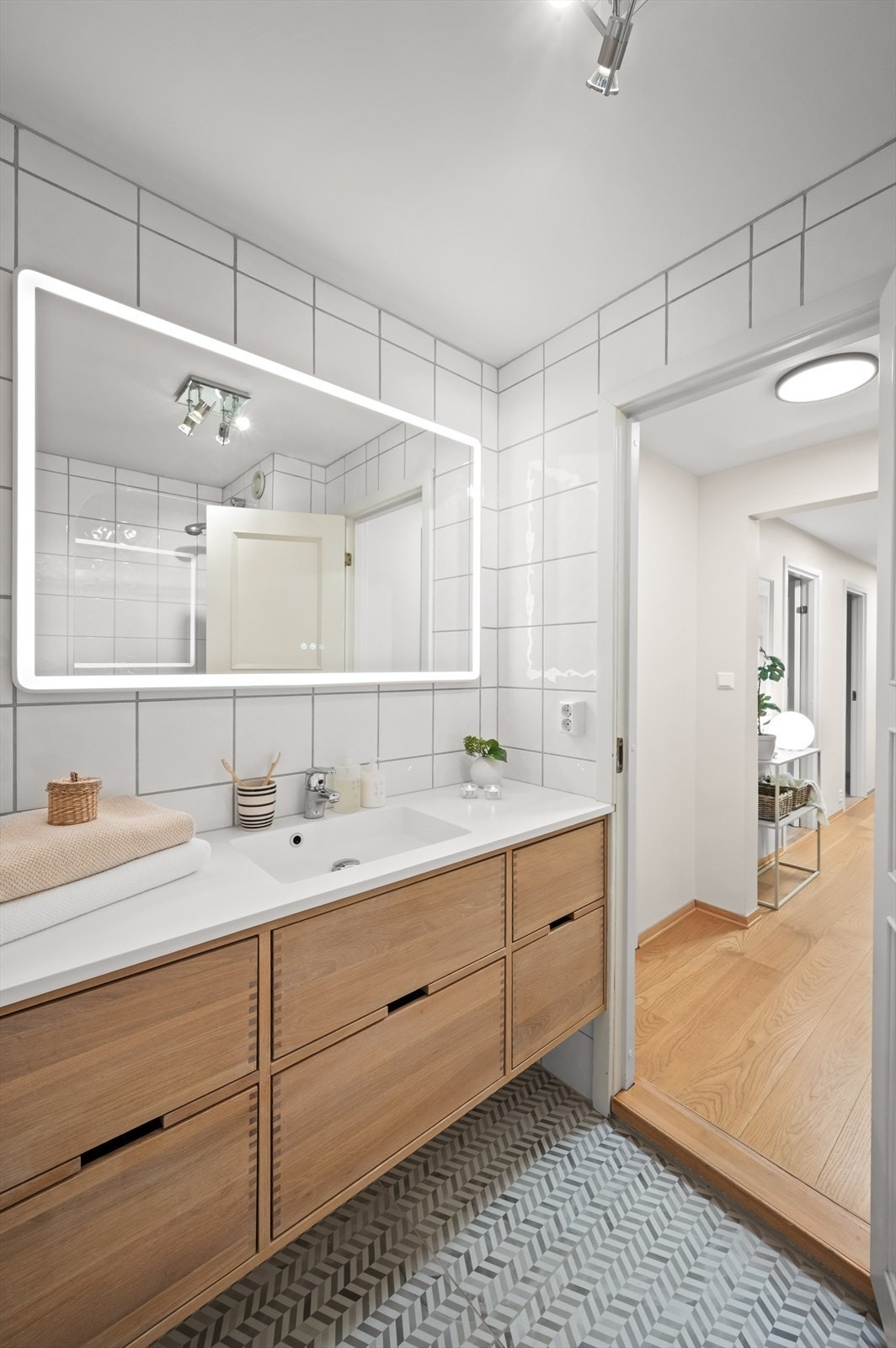 Flott baderomsinnredning med romslig servant. Galleribilde