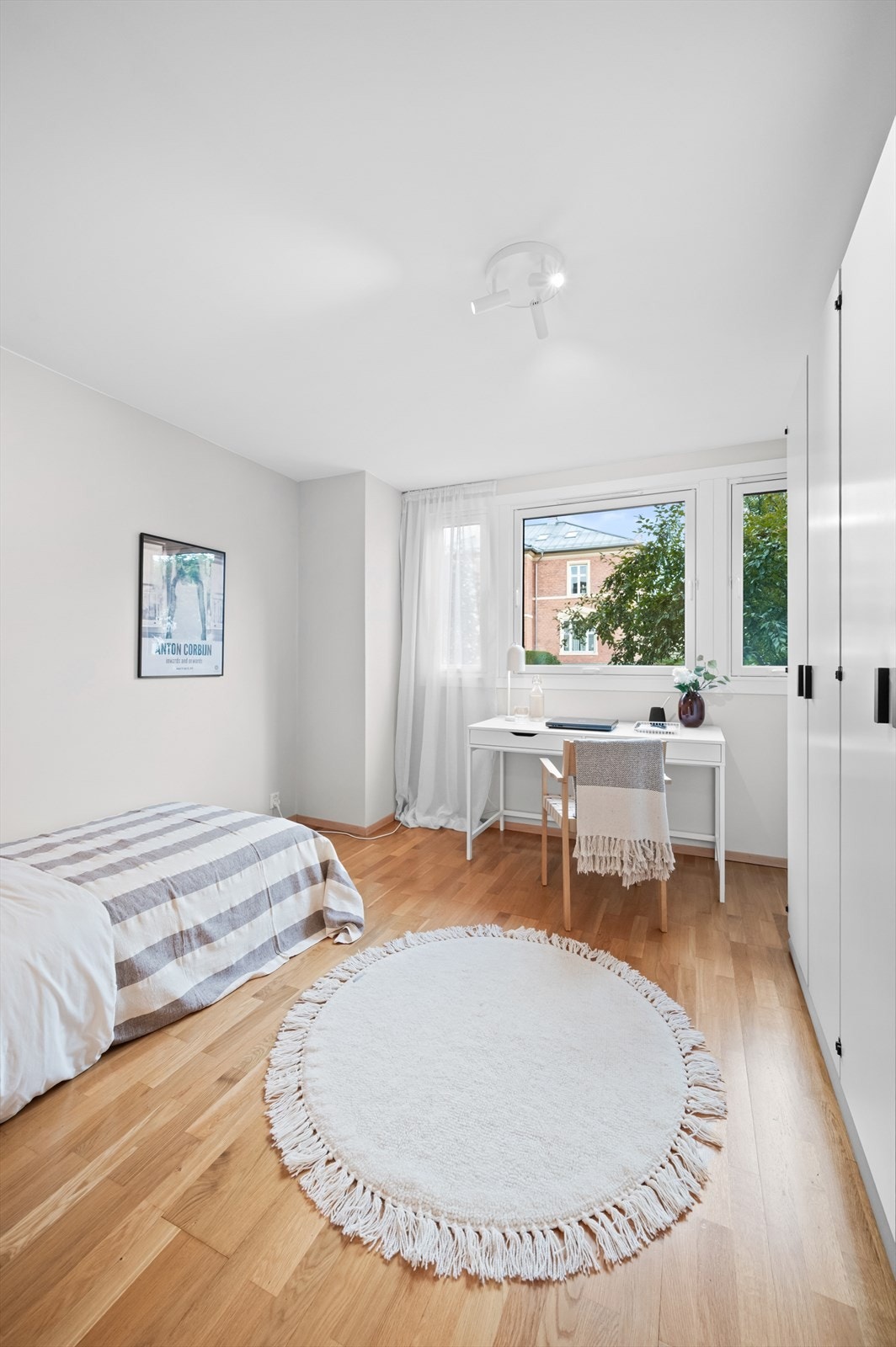 Soverommet ligger lyst og luftig til med gode lysforhold. Galleribilde