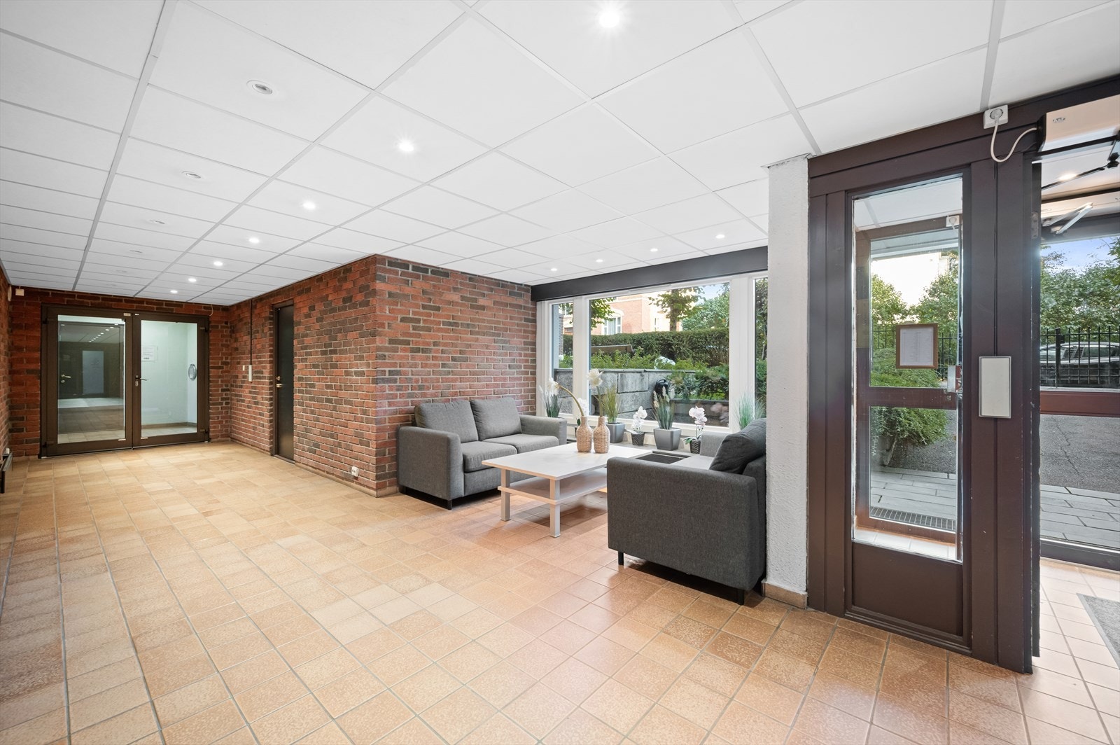 Hyggelig og opparbeidet inngangsparti i byggets fellesarealer. Galleribilde