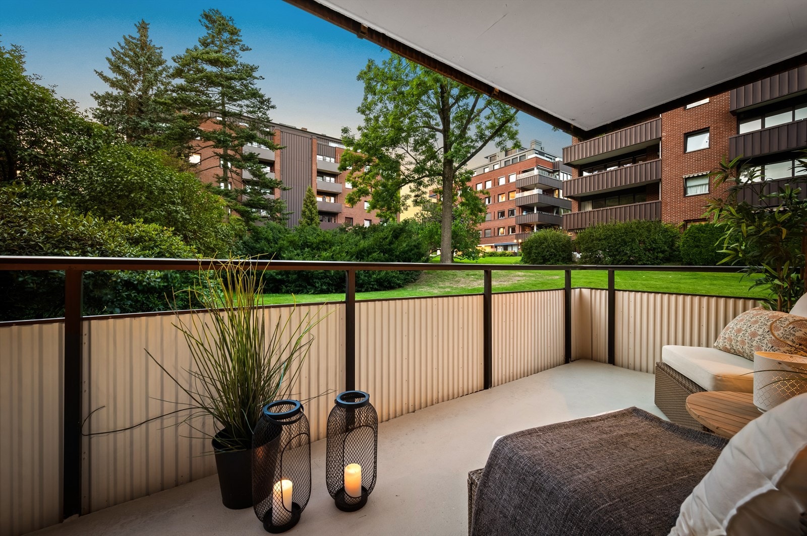 Herlig stemning på den vestvendte balkongen. Galleribilde