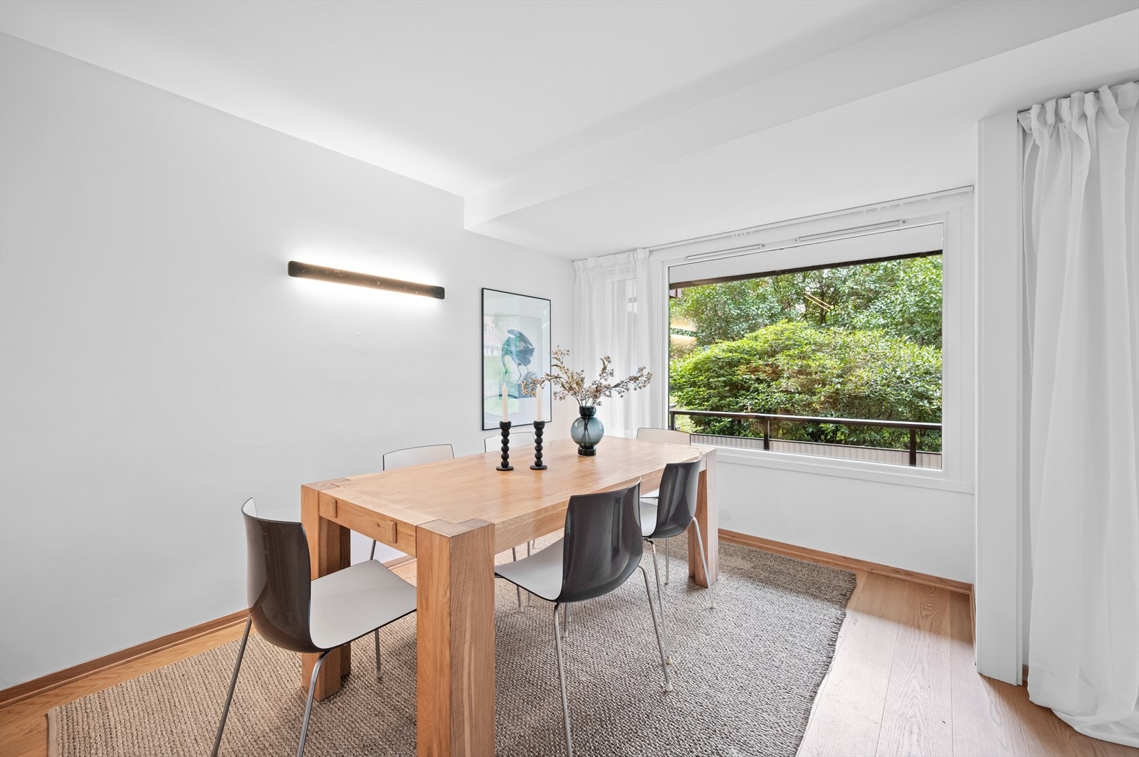 God plass til romslig spisestue med flott utsyn. Galleribilde