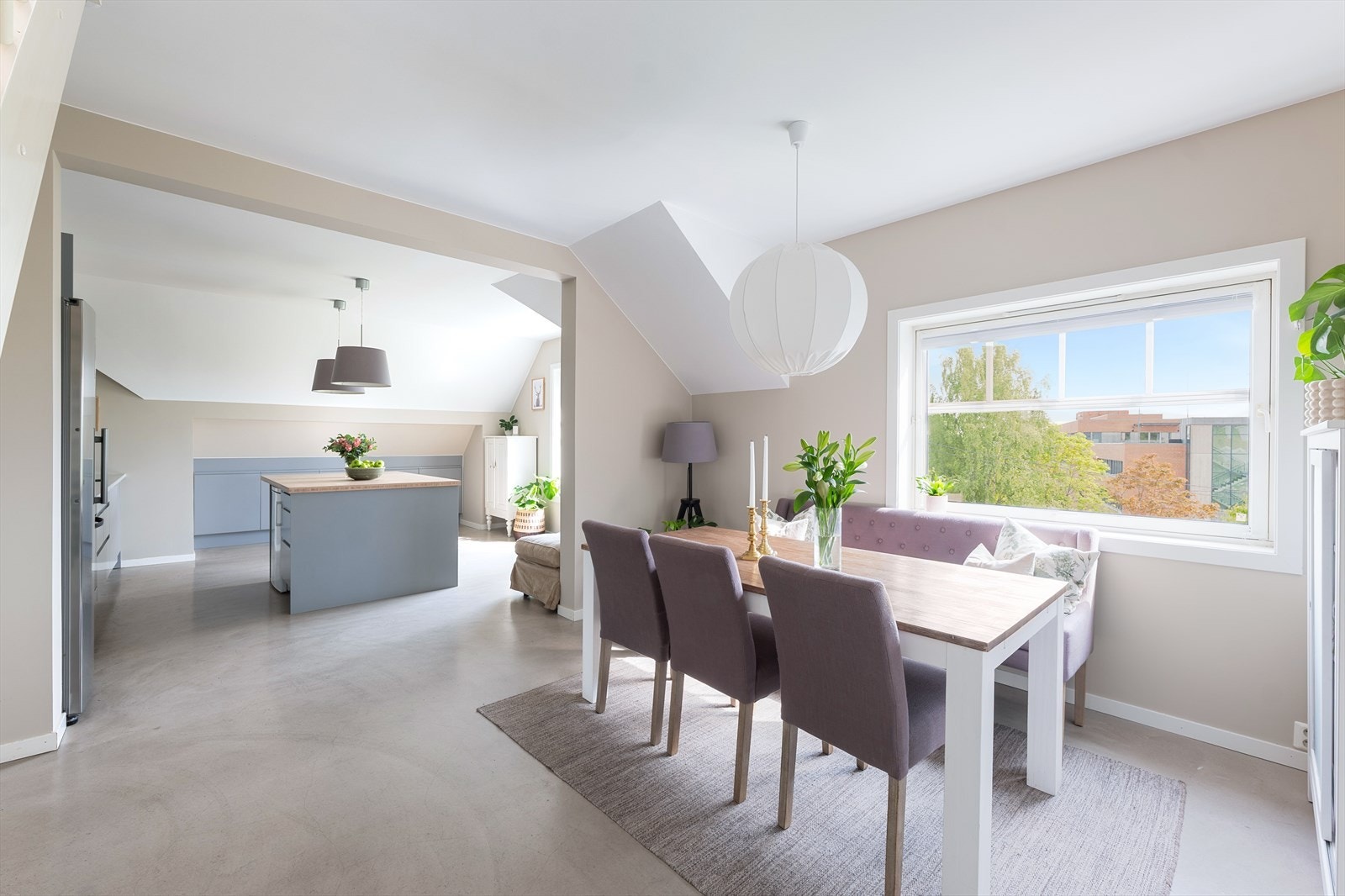 Boligen har en gjennomgående planløsning med store vindusflater, som sørger for en lys og luftig følelse i hele boligen. Galleribilde