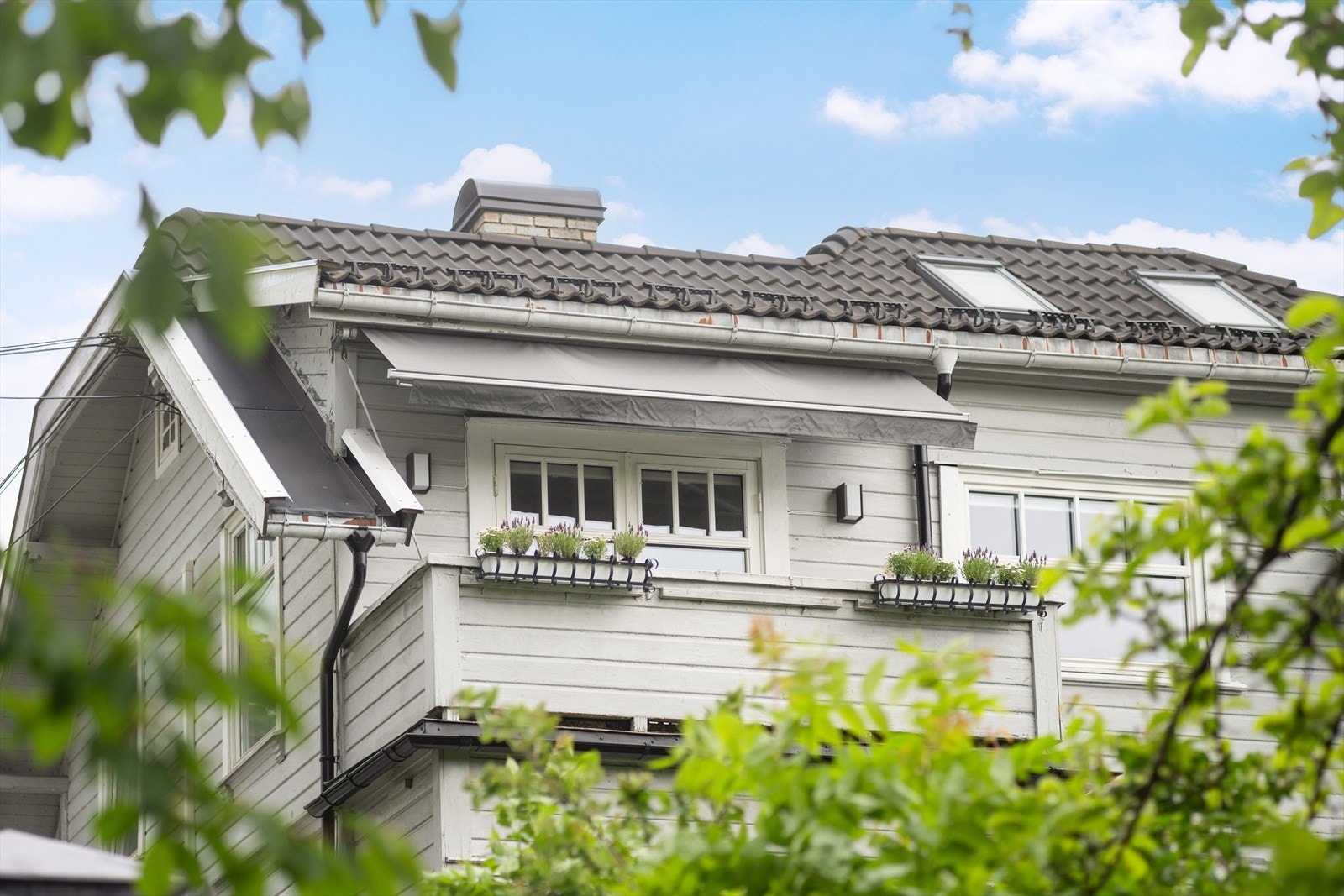 Dette er en lys og pen familiebolig beliggende i 2. etasje med loft i en klassisk villa på Tåsen/Korsvoll. Galleribilde