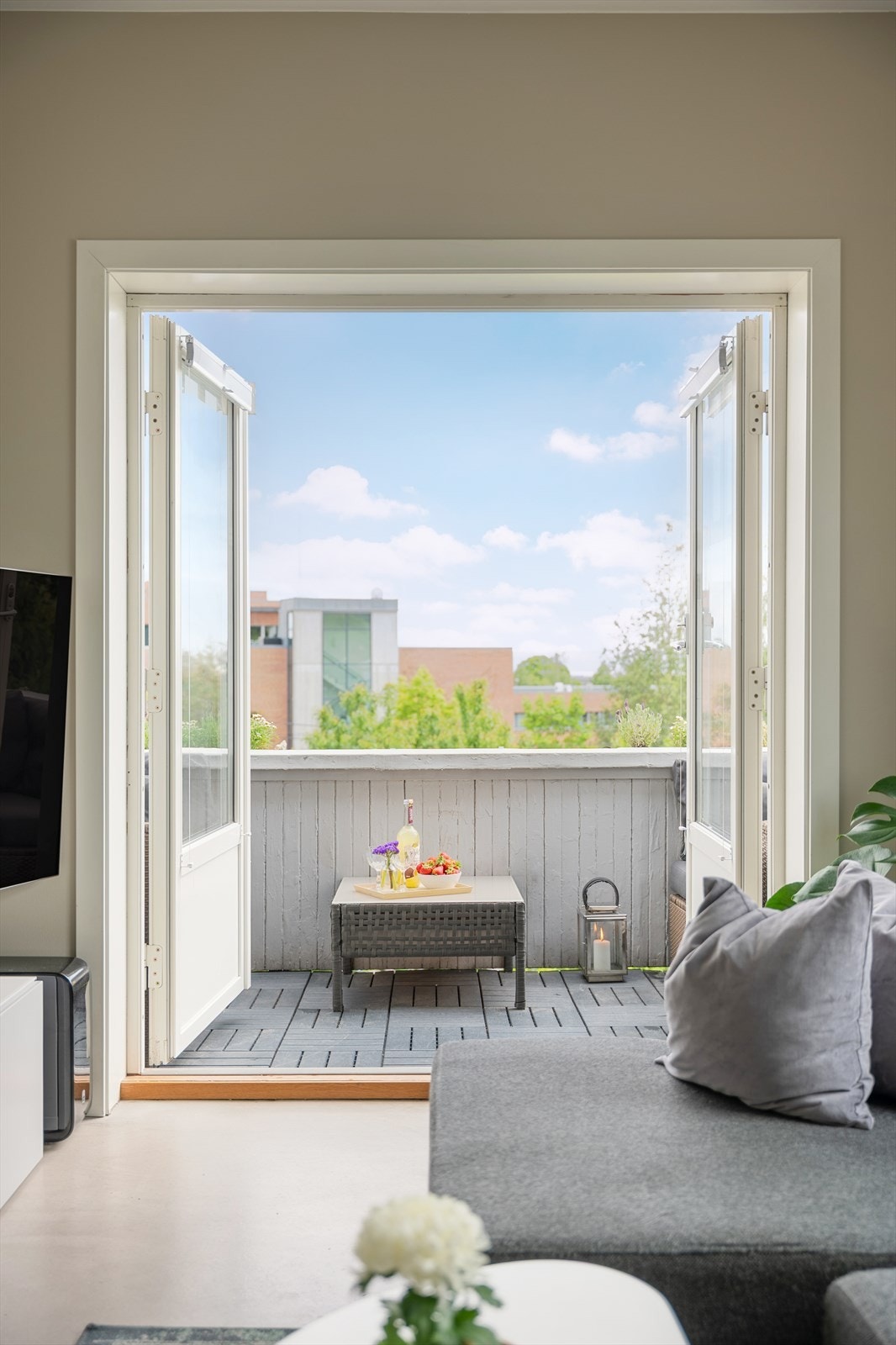 Stuen har utgang til en solrik balkong gjennom doble terrassedører som kan åpnes helt. Galleribilde