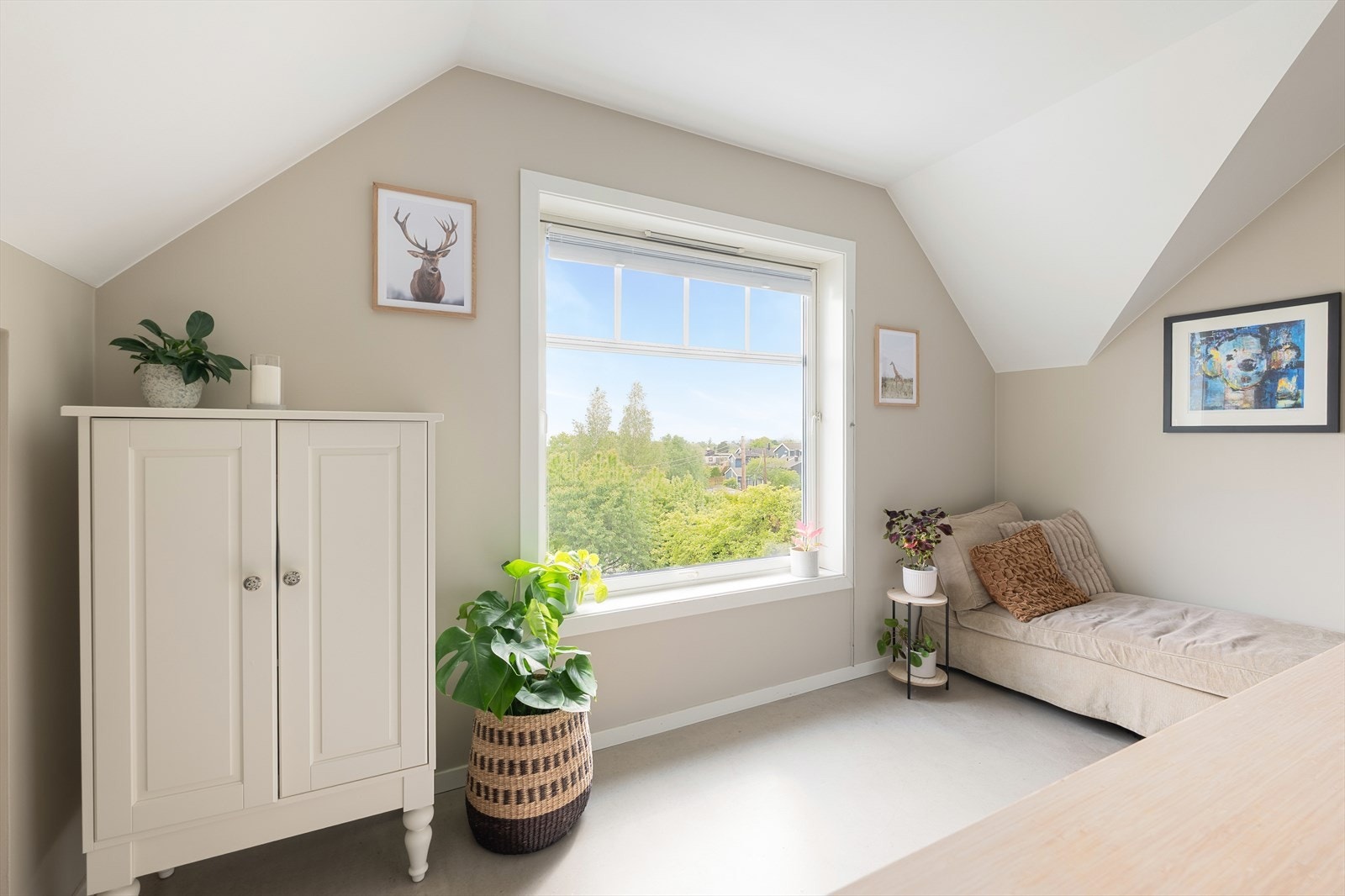 Her bor du høyt og fritt til i et ettertraktet område, med nærhet til servicetilbud, T-bane og Nordmarka. Galleribilde