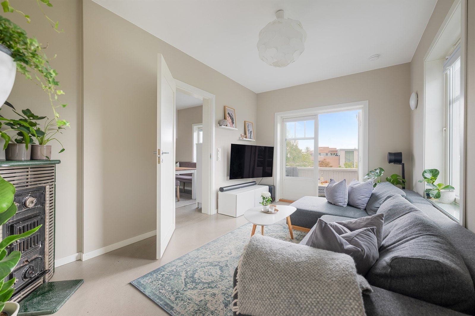 Flott vedovn i stuen skaper en lun atmosfære. Galleribilde