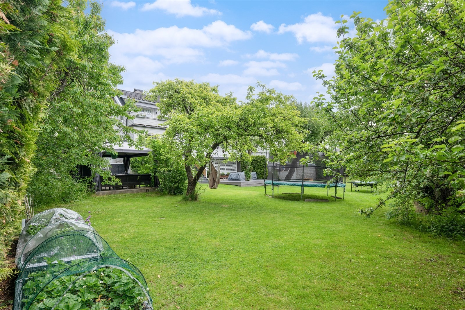Skjermet og idyllisk tomt som er pent opparbeidet med sittegrupper, pergola, frukttrær og diverse beplantning. Boligen har en eksklusiv bruksrett på del av hagen. Galleribilde