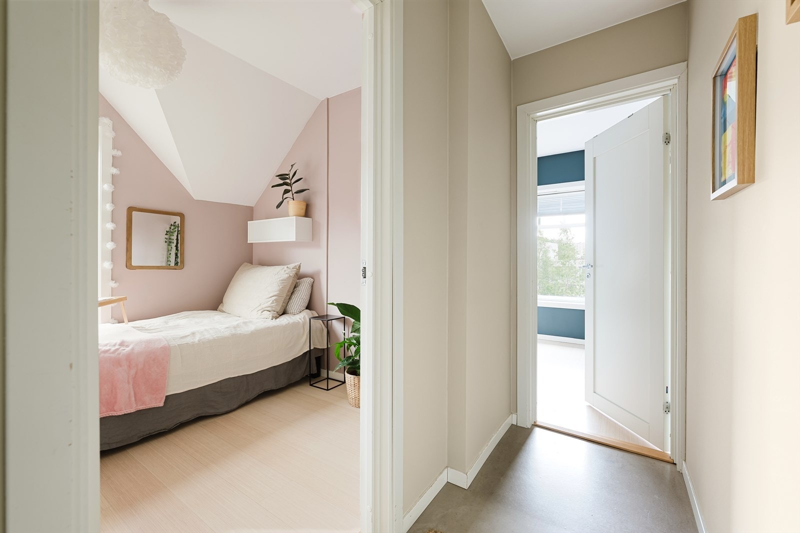 Boligen har en barnevennlig planløsning med store rom. Galleribilde