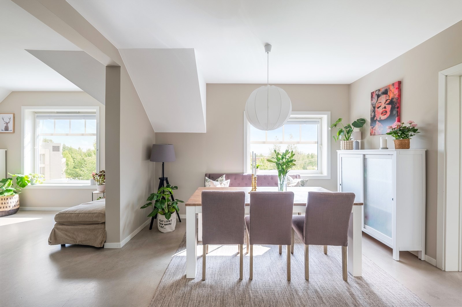 Boligen har store oppholdsrom med stue, spisestue og et stort kjøkken med kjøkkenøy. Galleribilde