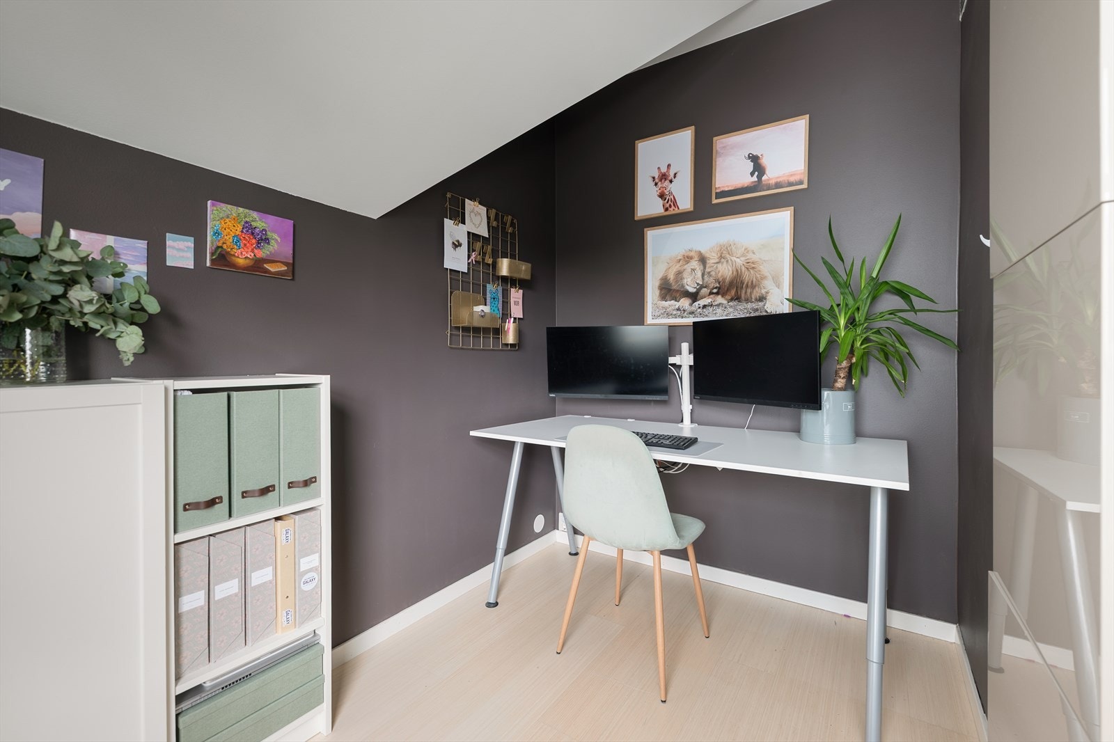 I tilknytning til stuen er det etablert et rom benyttet som kontor. Se pkt. "ferdigattest" i salgsoppgaven. Galleribilde