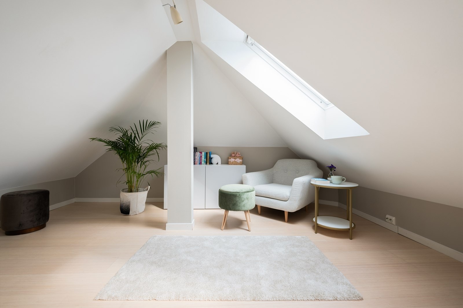 Loftsetasjen er målt opp til 22,07 m² med skråtak (ikke måleverdig areal). Galleribilde