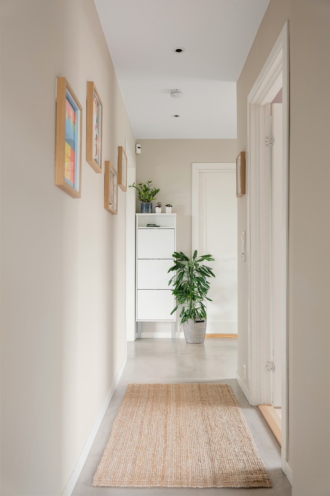 Lys og tiltalende entré med plass til å henge fra seg ytterklær og sette fra seg sko. Galleribilde