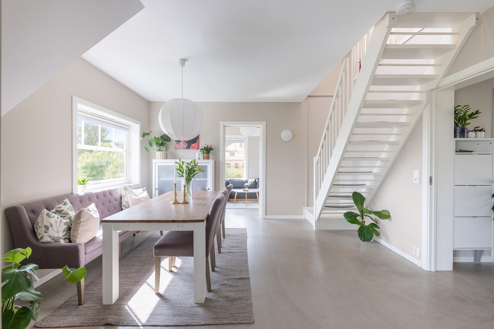 Fra spisestuen er det trapp opp til loftsetasjen. Galleribilde