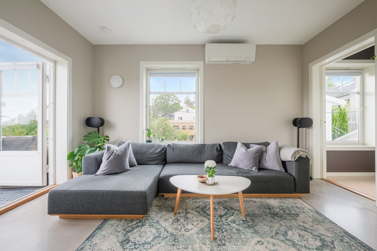 Det er gulvvarme i stue, spisestue, kjøkken, gang og på badet, samt montert en varmepumpe i stuen for behagelig innetemperatur året rundt. Galleribilde