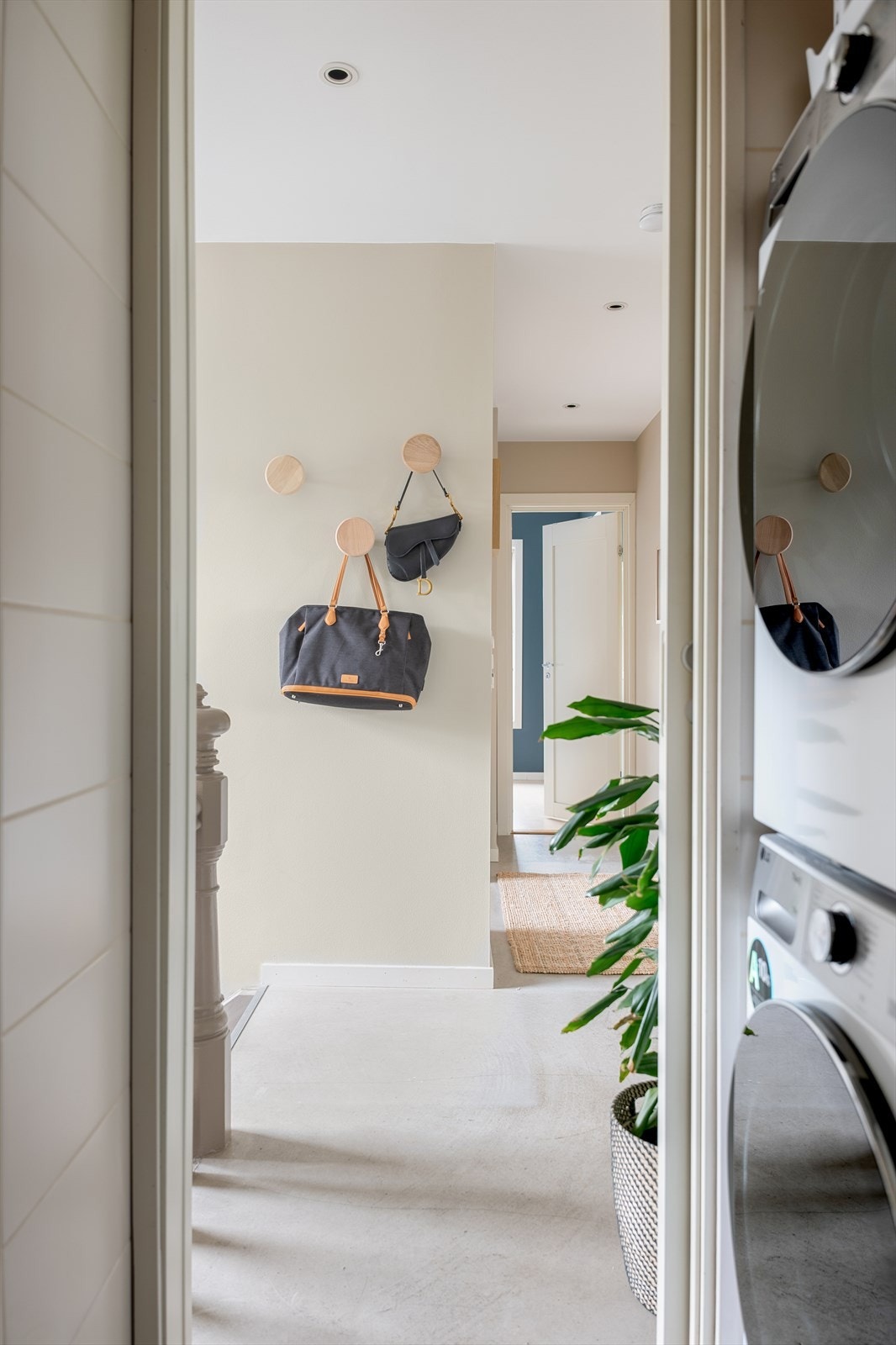 Det er gjennomgående bruk av downlights for god belysning i boligen. Galleribilde