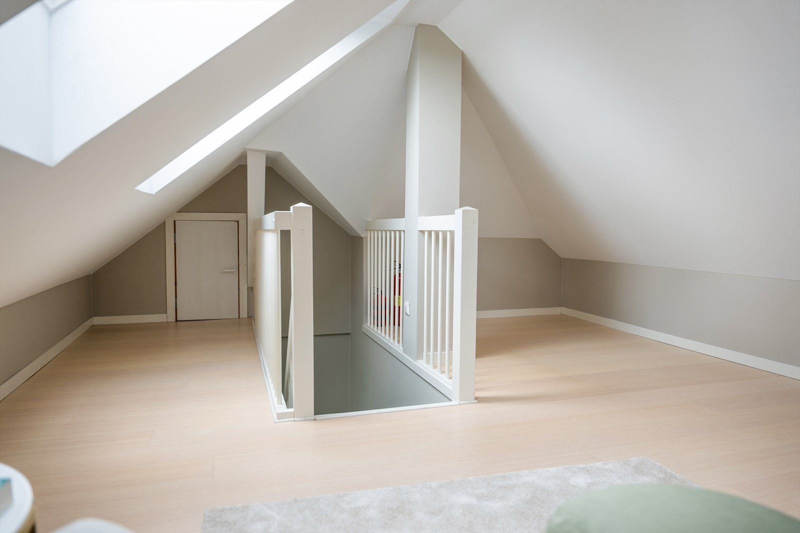 Her er det godt med oppbevaringsplass. Loftsetasjen er ikke godkjent for varig opphold da det ikke oppfyller dagens krav grunnet lav takhøyde. Galleribilde