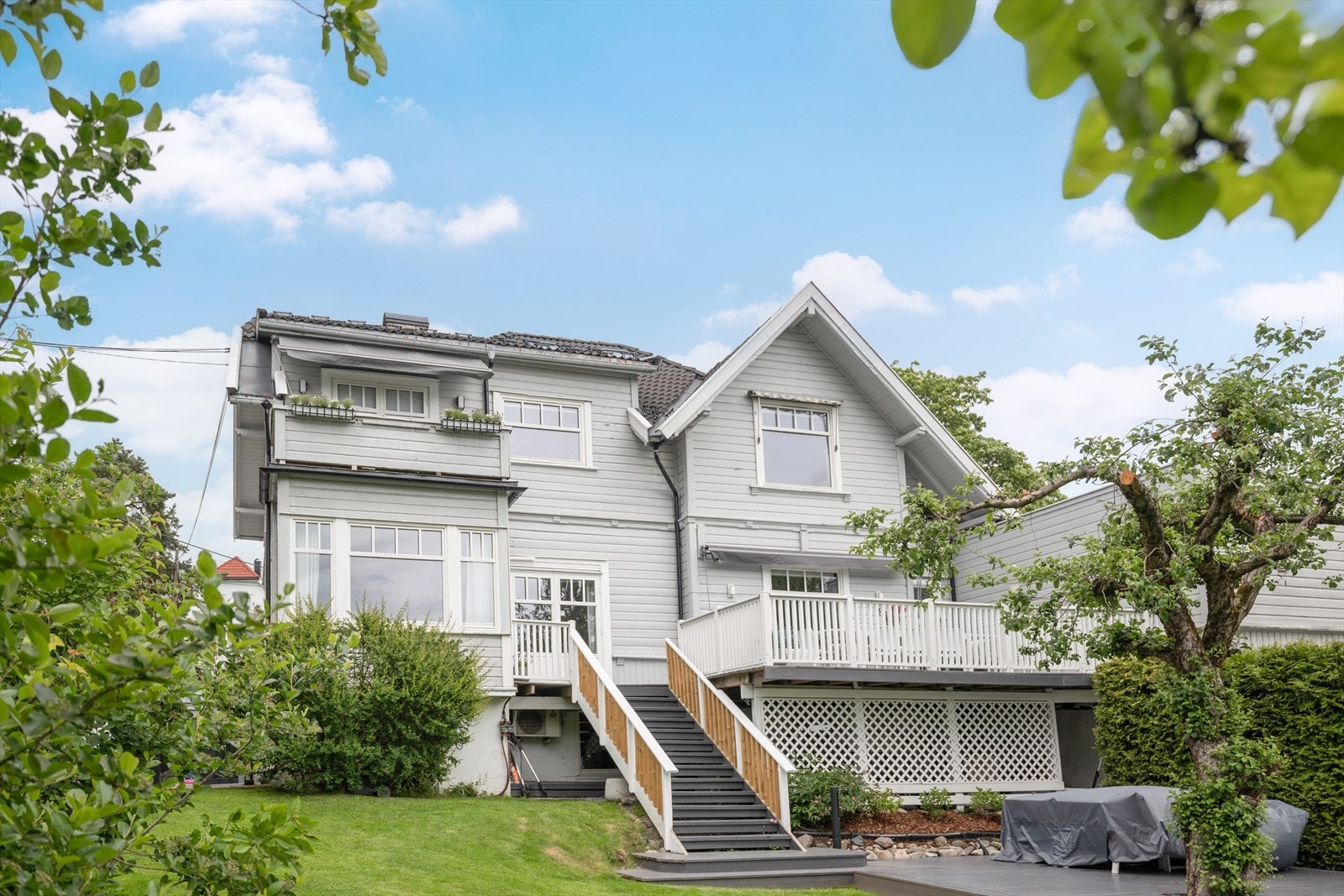 Klassisk villa med to etasjer, som består av totalt tre seksjoner. Galleribilde