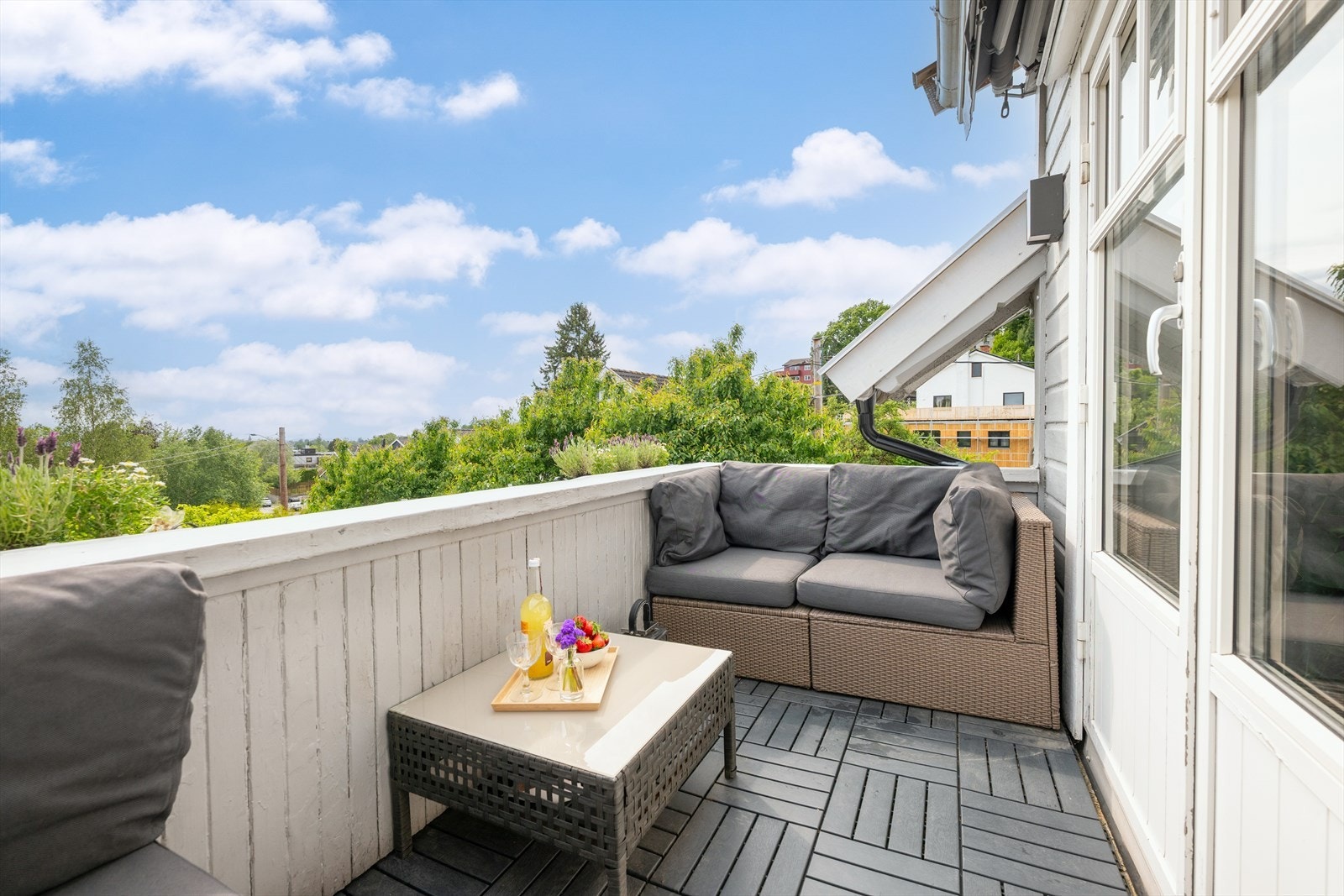 Balkongen fungerer som en naturlig forlengelse av stuen i sommerhalvåret. Utelys og markise er montert. Galleribilde