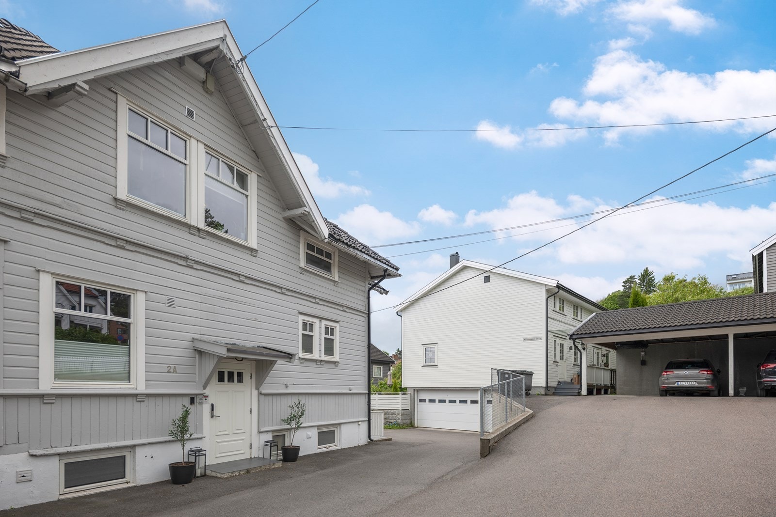 Seksjonen disponerer parkering i carport, samt en biloppstillingsplass. Galleribilde