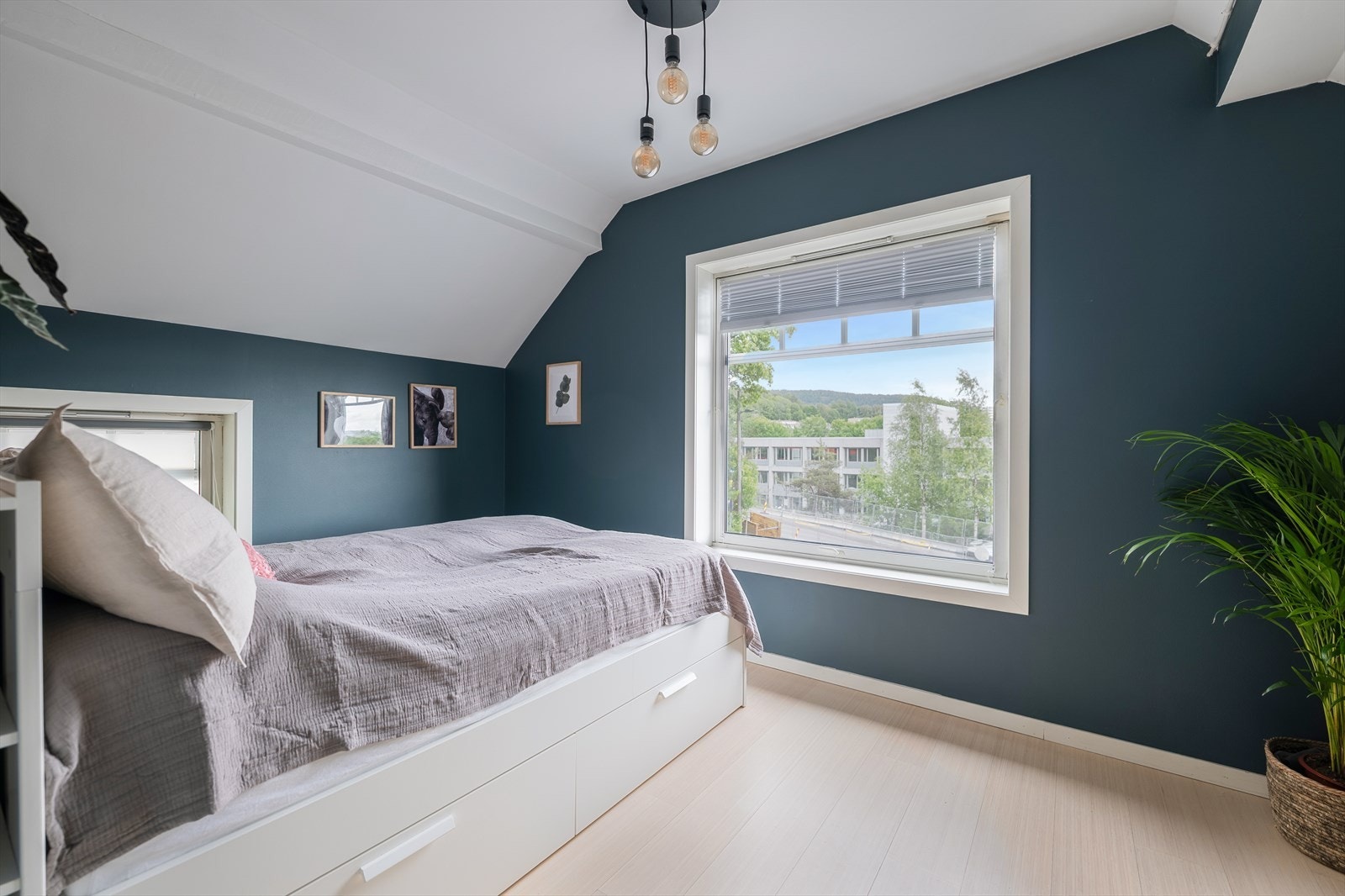Hovedsoverommet er romslig og tiltalende med parkett på gulvet og store vindusflater. Galleribilde