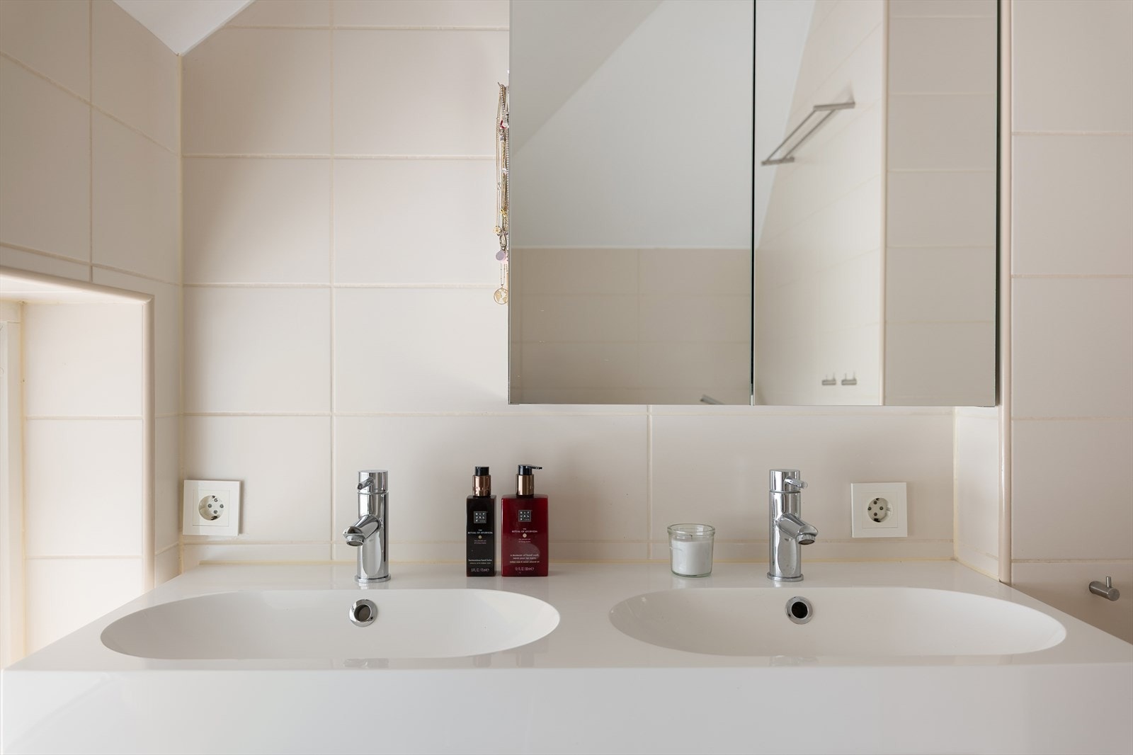 Dobbelservant med skuffeseksjon og speilskap over. Galleribilde