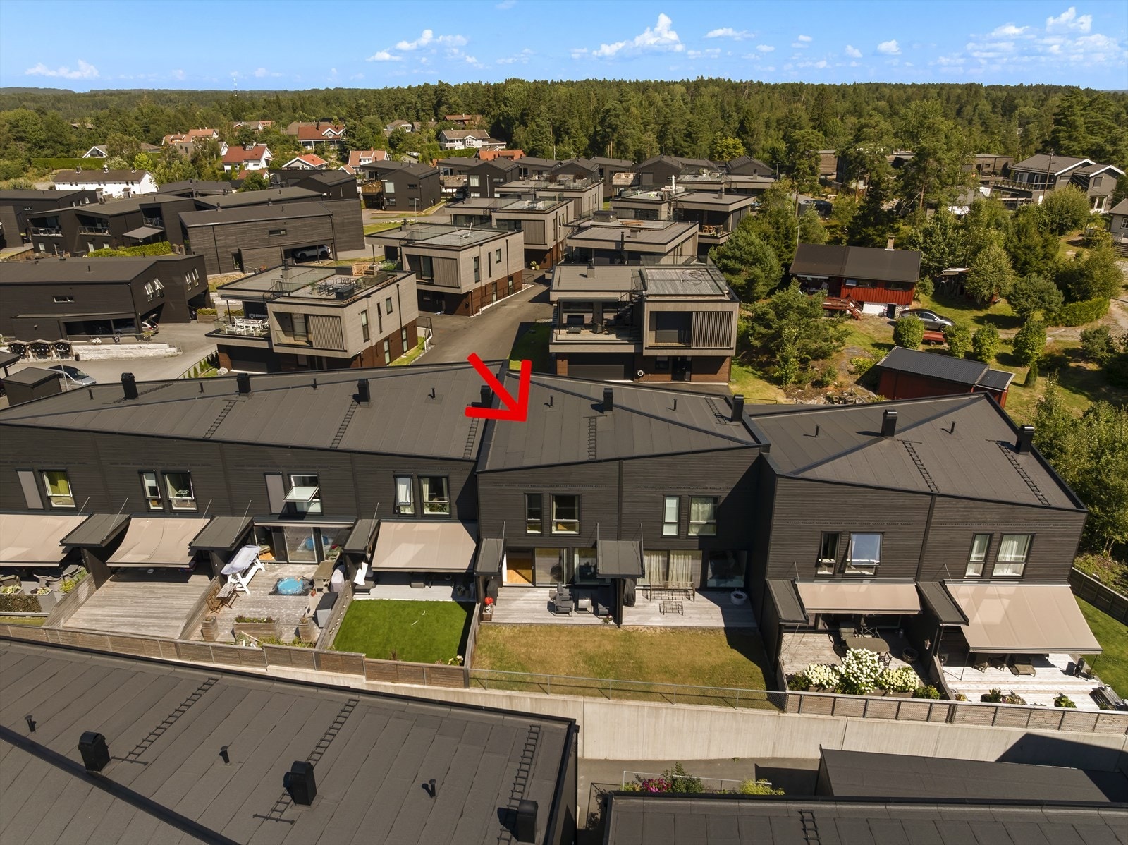 Her bor du i rolige omgivelser med kort vei til både natur, barnehager, skoler og servicetilbud - et ideelt valg for både barnefamilier og par som ønsker et trygt og trivelig bomiljø. Galleribilde