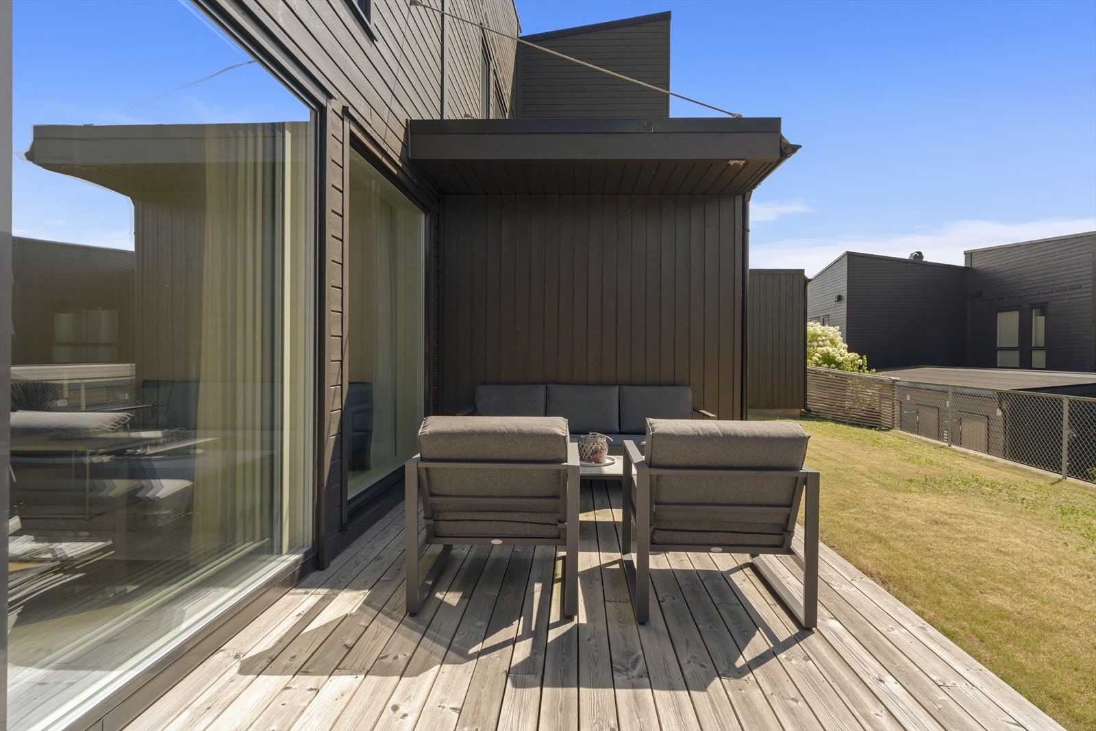 Syd-/vestvendt uteplass med veldig gode solforhold. Galleribilde