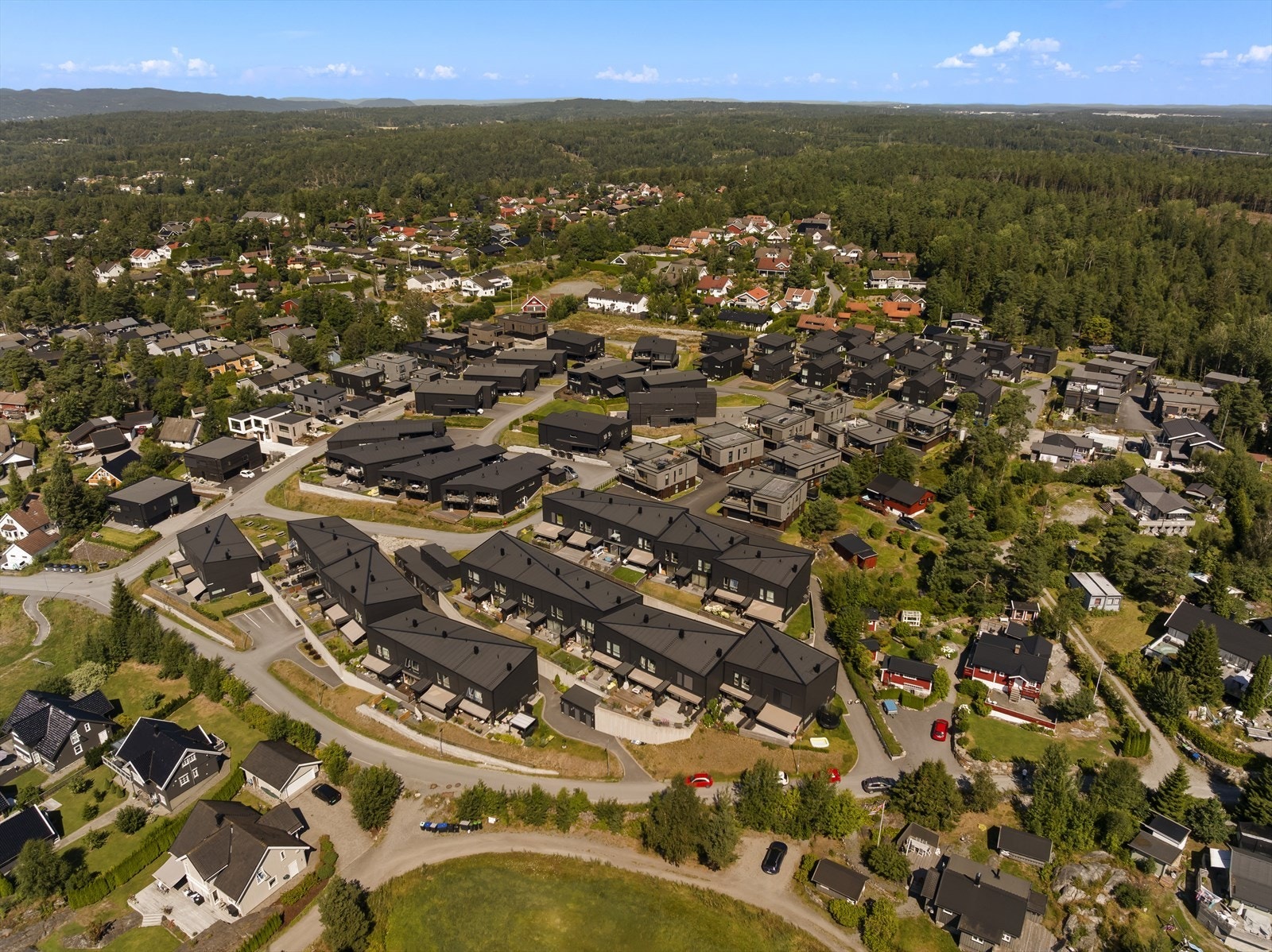 Nabolaget er trygt og barnevennlig, med lekeplasser, barnehager og skoler i umiddelbar nærhet. Galleribilde