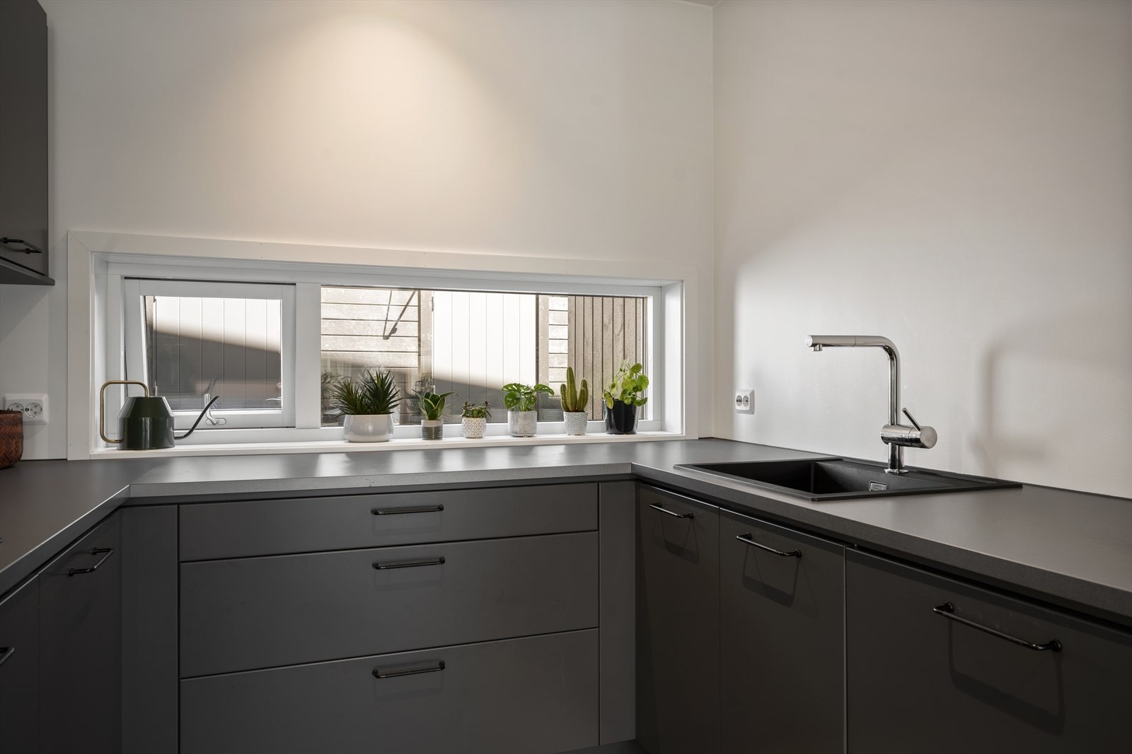 Benkeplatene byr på rikelig med arbeidsplass, perfekt for både hverdagsmat og større selskaper. Galleribilde