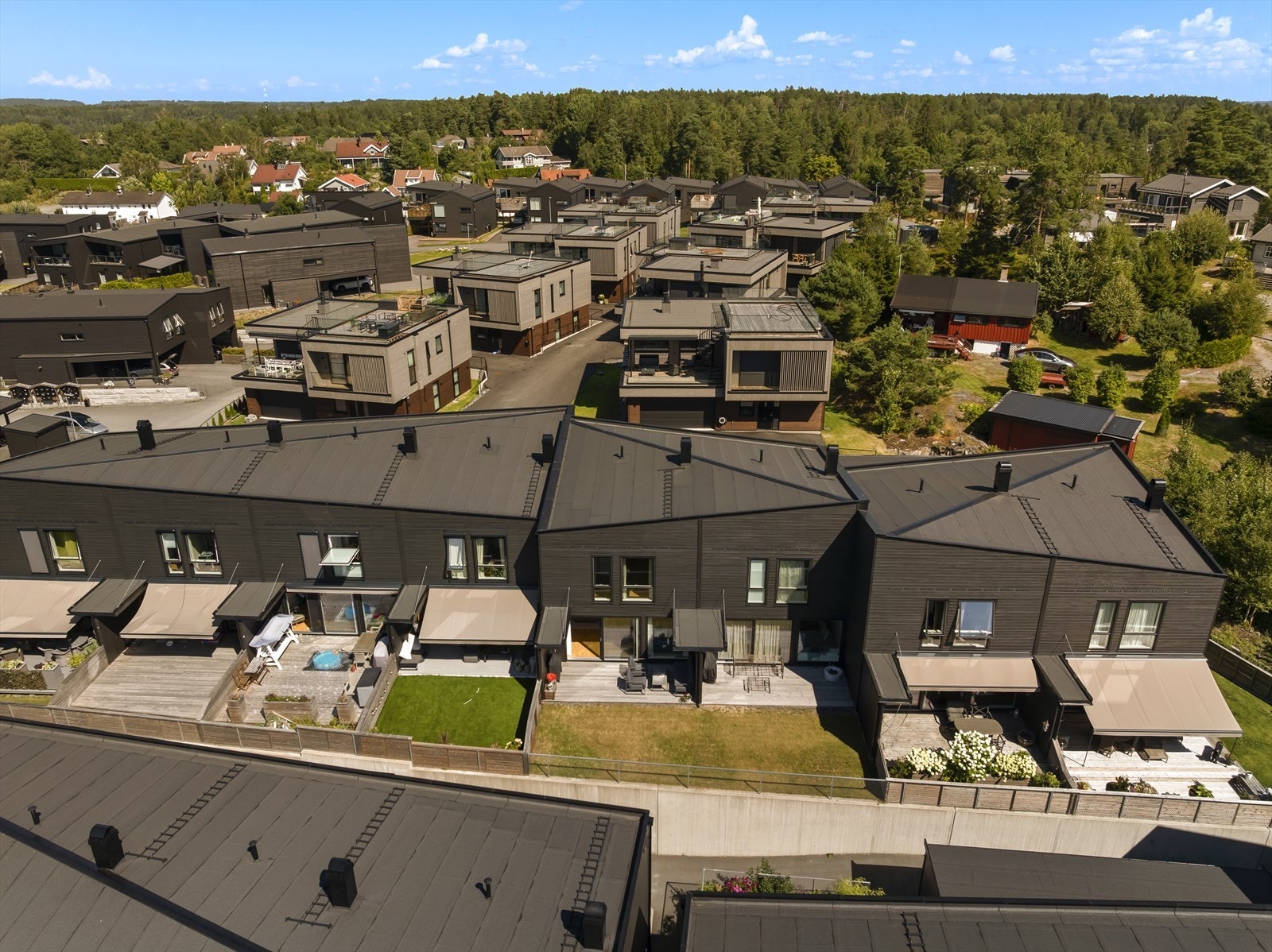 Nyere, moderne rekkehus over to plan på populære Skoglundkollen Galleribilde