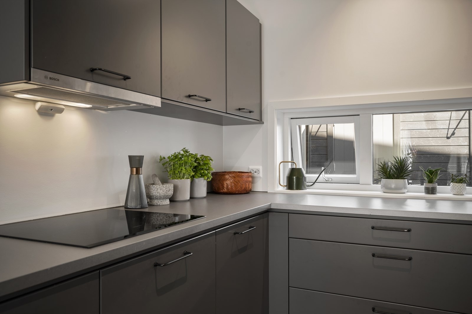 Kjøkkenet er utstyrt med induksjonstopp, god oppbevaringsplass i både skuffer og skap, samt vindu som gir rikelig med naturlig lys. Galleribilde