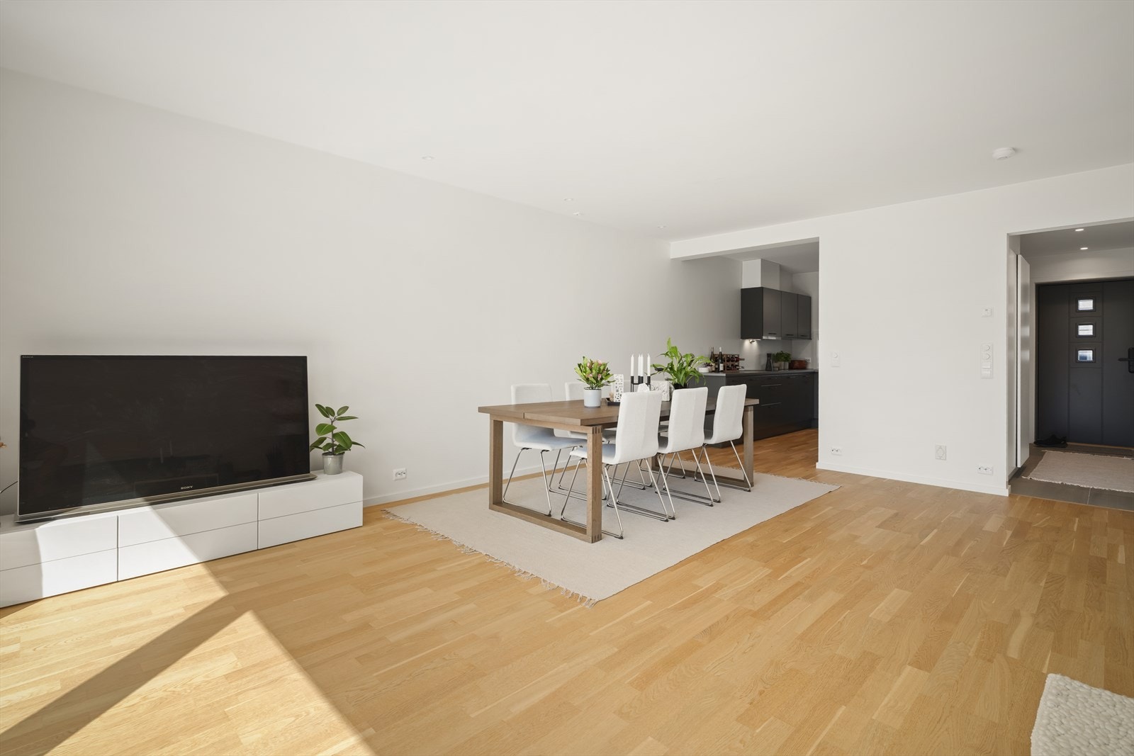 Med lyse vegger, tidløse materialvalg og vakre tregulv får du en innbydende base som enkelt kan tilpasses din egen stil. Galleribilde