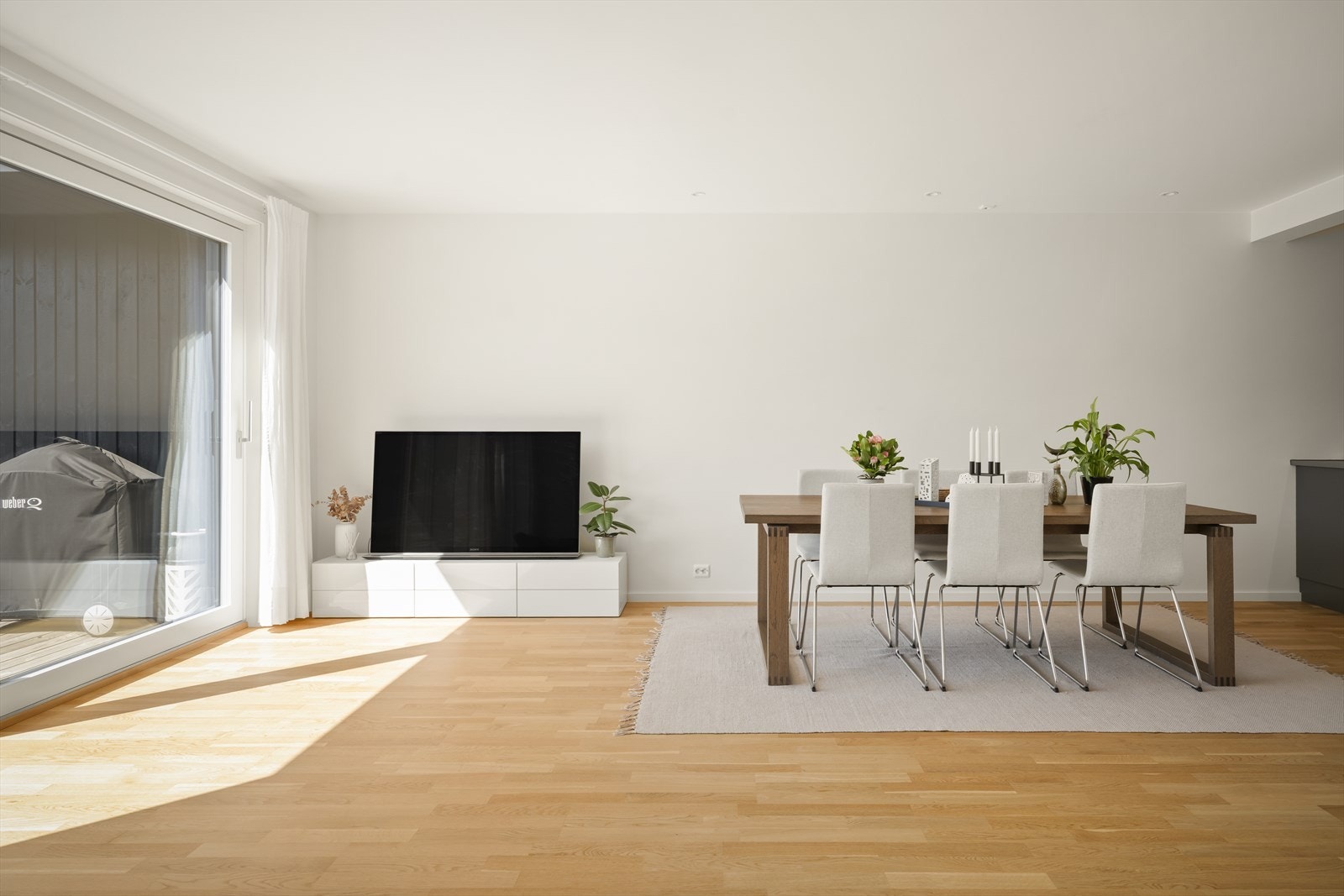 Det er god plass til spisestue og med direkte utgang til terrasse. Galleribilde