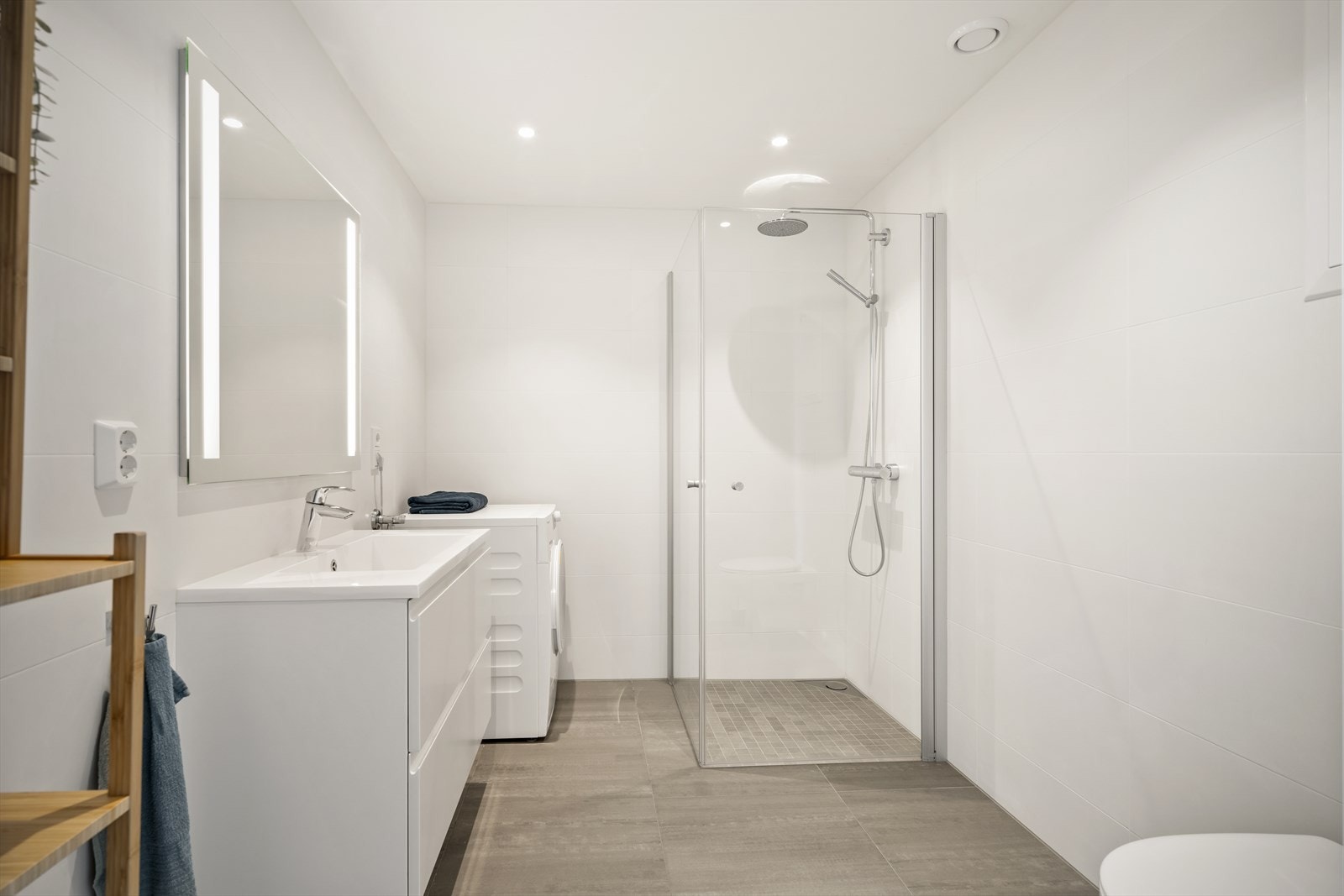 Hovedbadet fremstår som lyst, delikat og svært innbydende med sitt tidløse design. Galleribilde