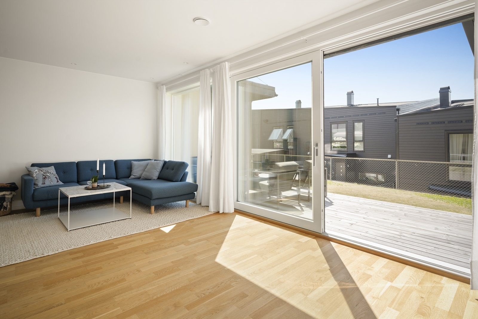 Den romslige stuen byr på store, åpne flater og et naturlig lysinnslipp som skaper en luftig atmosfære. Galleribilde