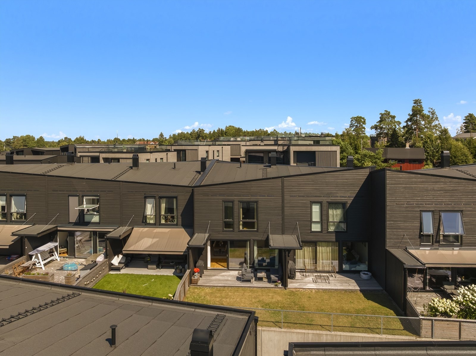 Eiendommen har en flott uteplass med egen liten hage Galleribilde