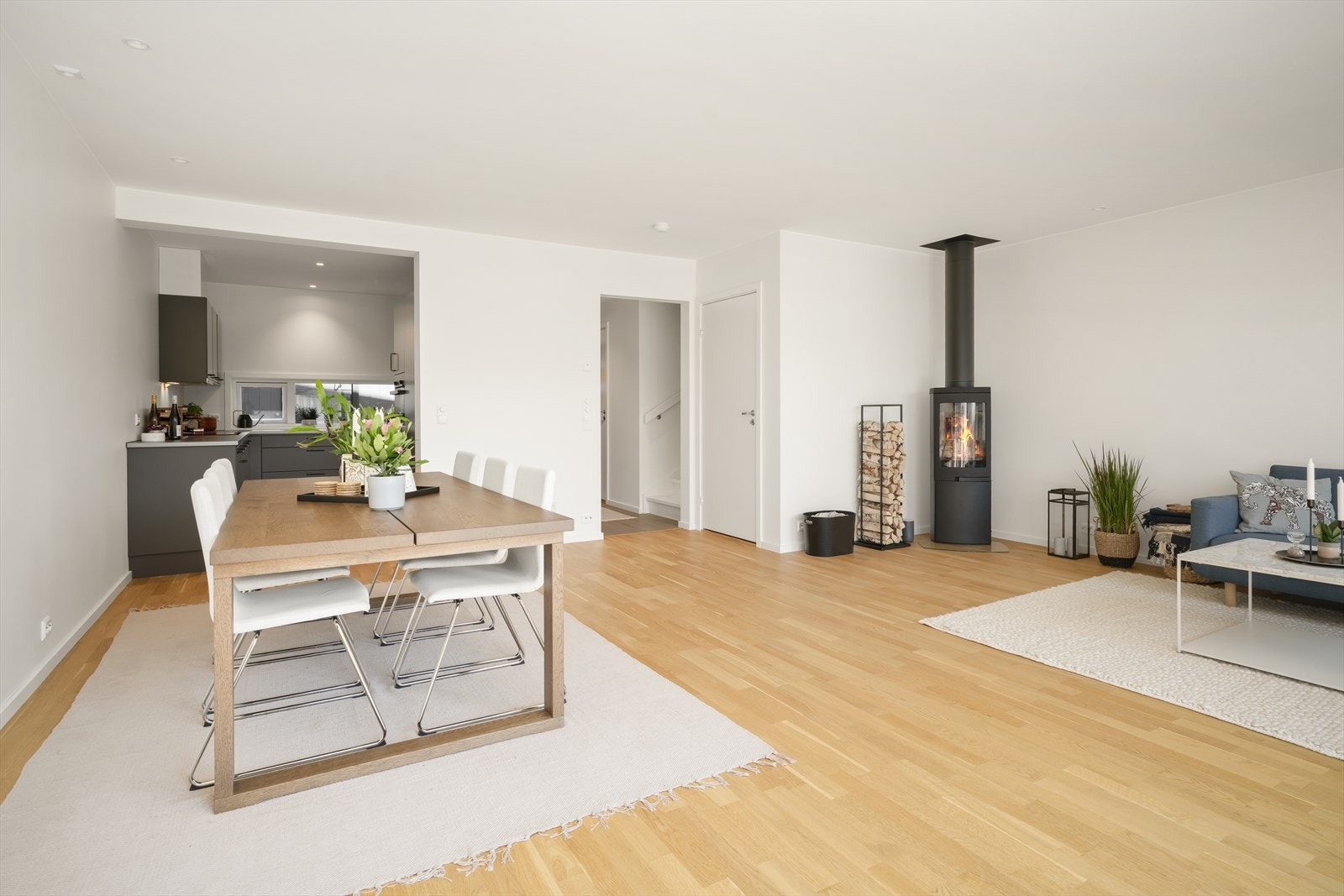 Lyst og moderne hjem med åpen planløsning! Galleribilde