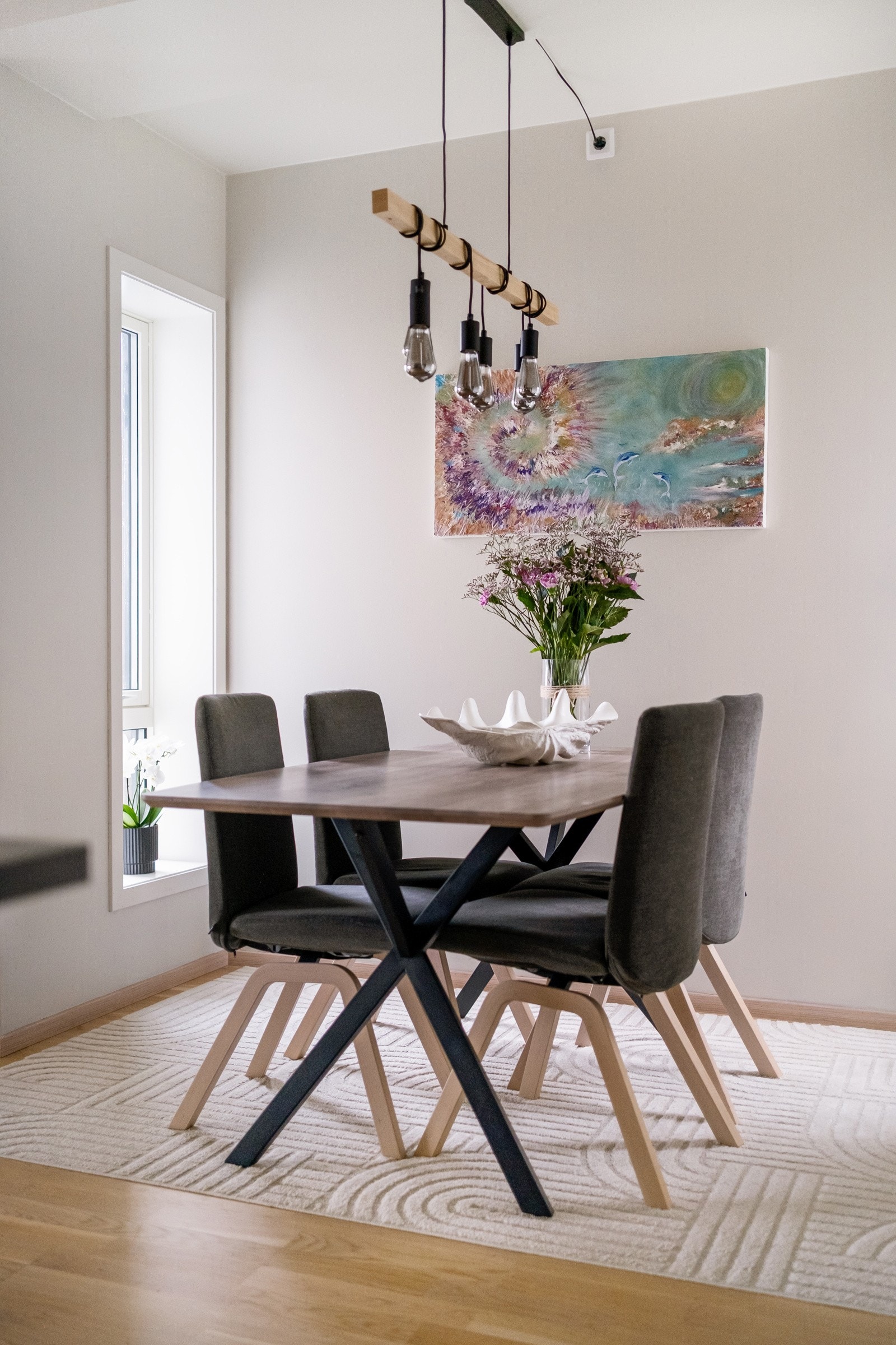 En koselig plass for spisestue med to vinduer. Galleribilde